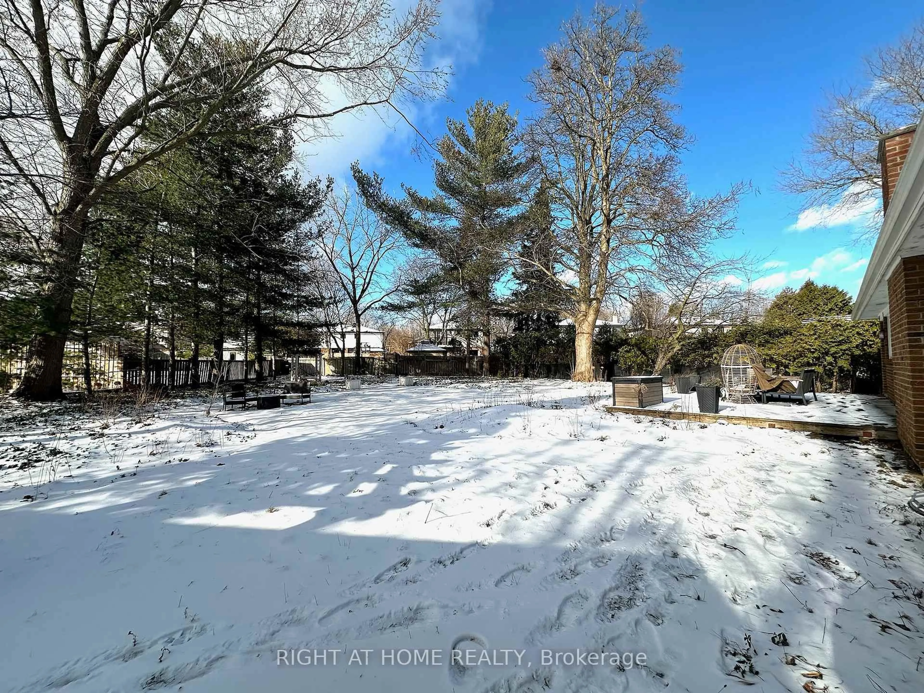 A pic from outside/outdoor area/front of a property/back of a property/a pic from drone, forest/trees view for 772 Wylan Crt, Mississauga Ontario L5J 2T5