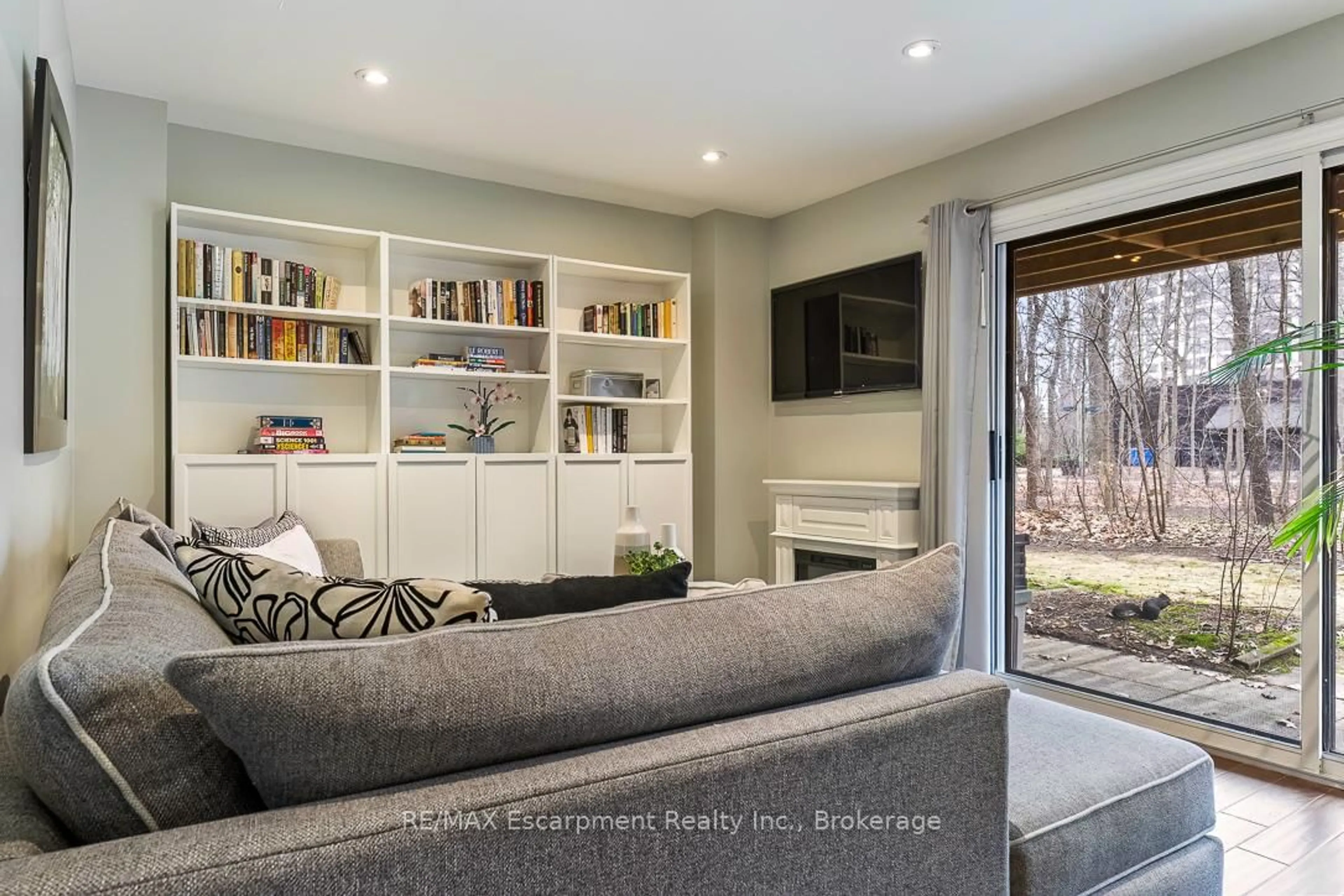 Living room with furniture, unknown for 1080 WALDEN Circ #65, Mississauga Ontario L5J 4J9