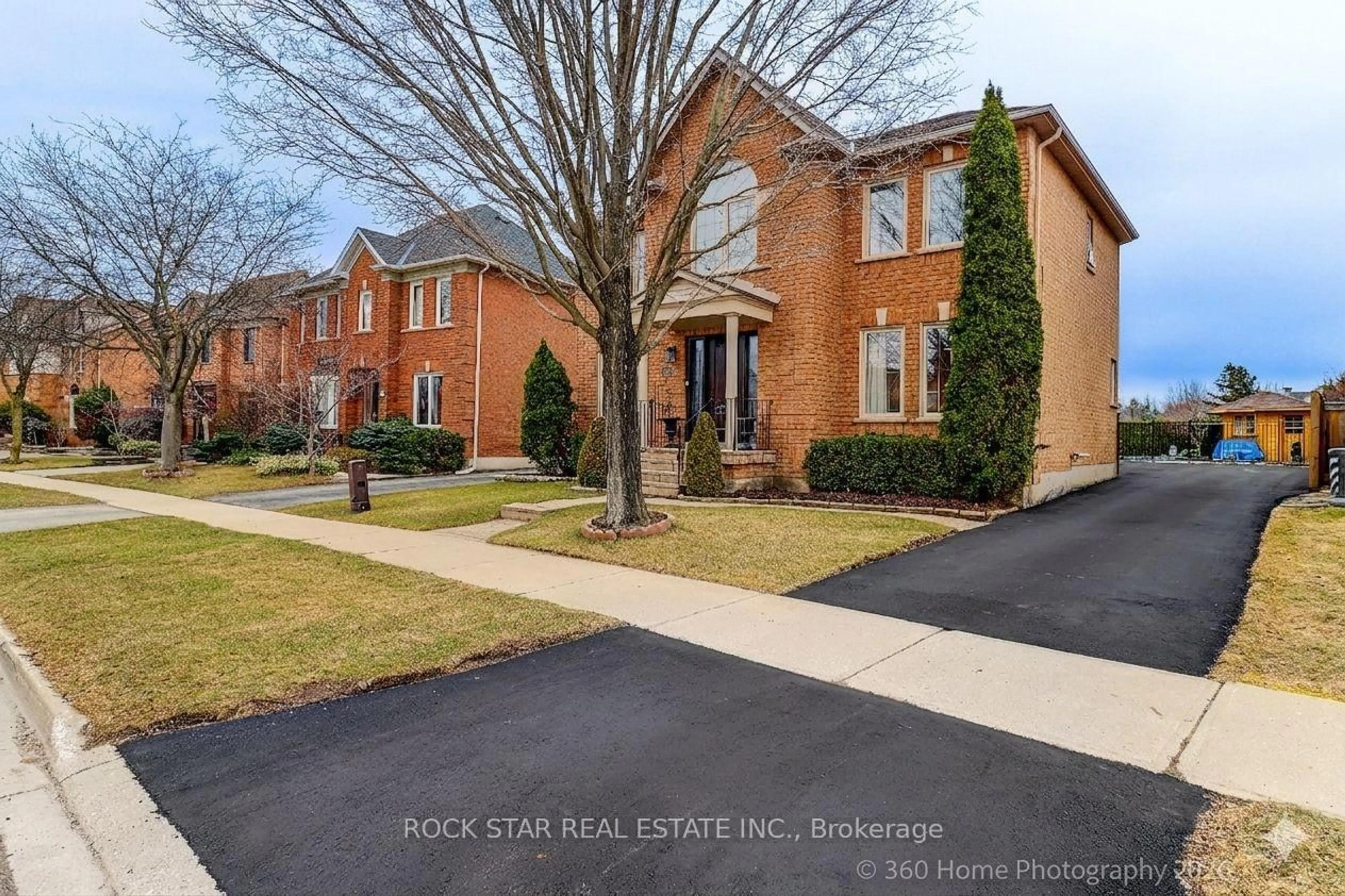 Home with brick exterior material, street for 2444 Towne Blvd, Oakville Ontario L6H 5X6