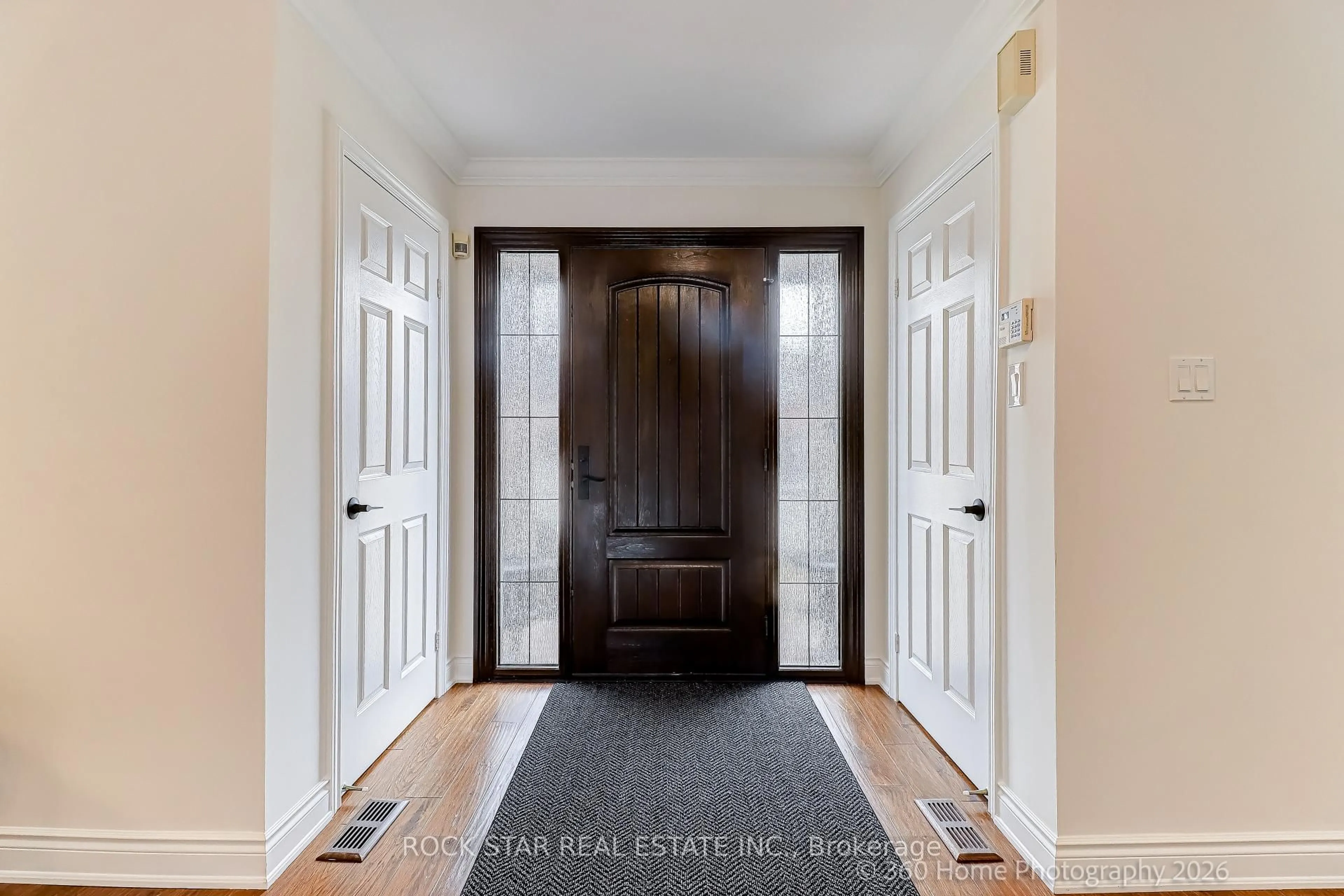 Indoor entryway for 2444 Towne Blvd, Oakville Ontario L6H 5X6