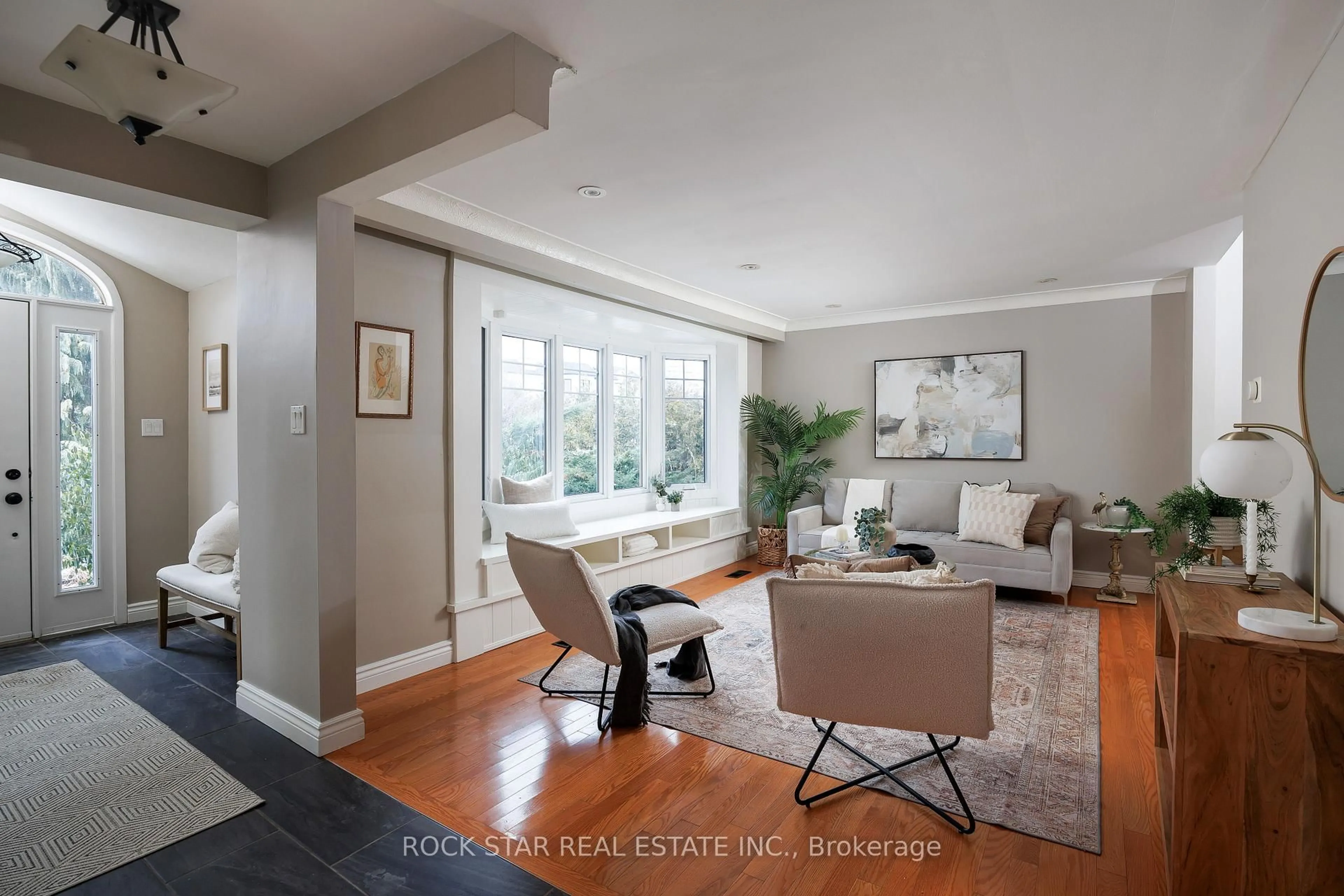 Living room with furniture, unknown for 2144 Shelley Rd, Oakville Ontario L6L 2K2