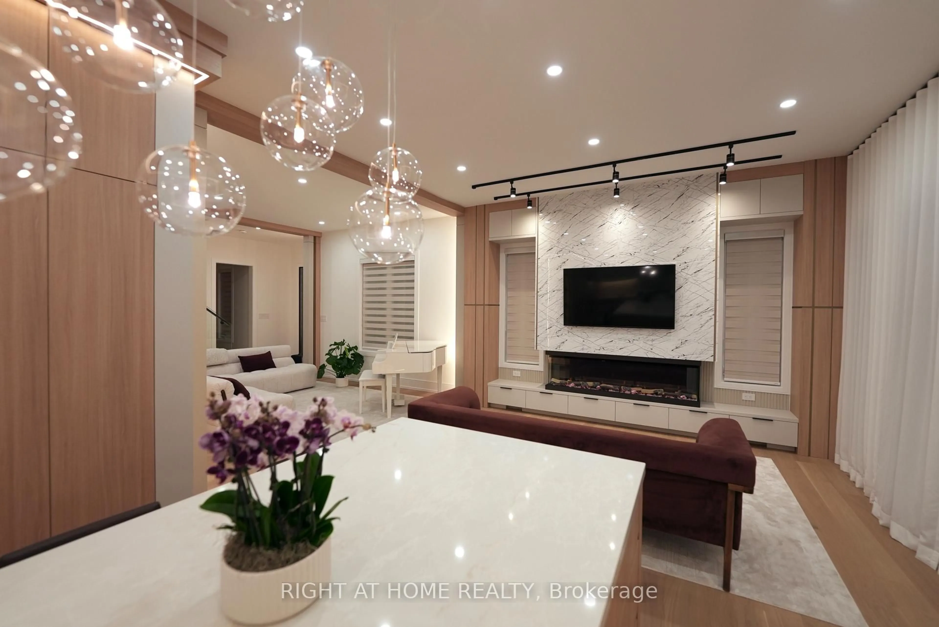 Unknown for 33 Thorndale Ave, Toronto Ontario M8X 1W8