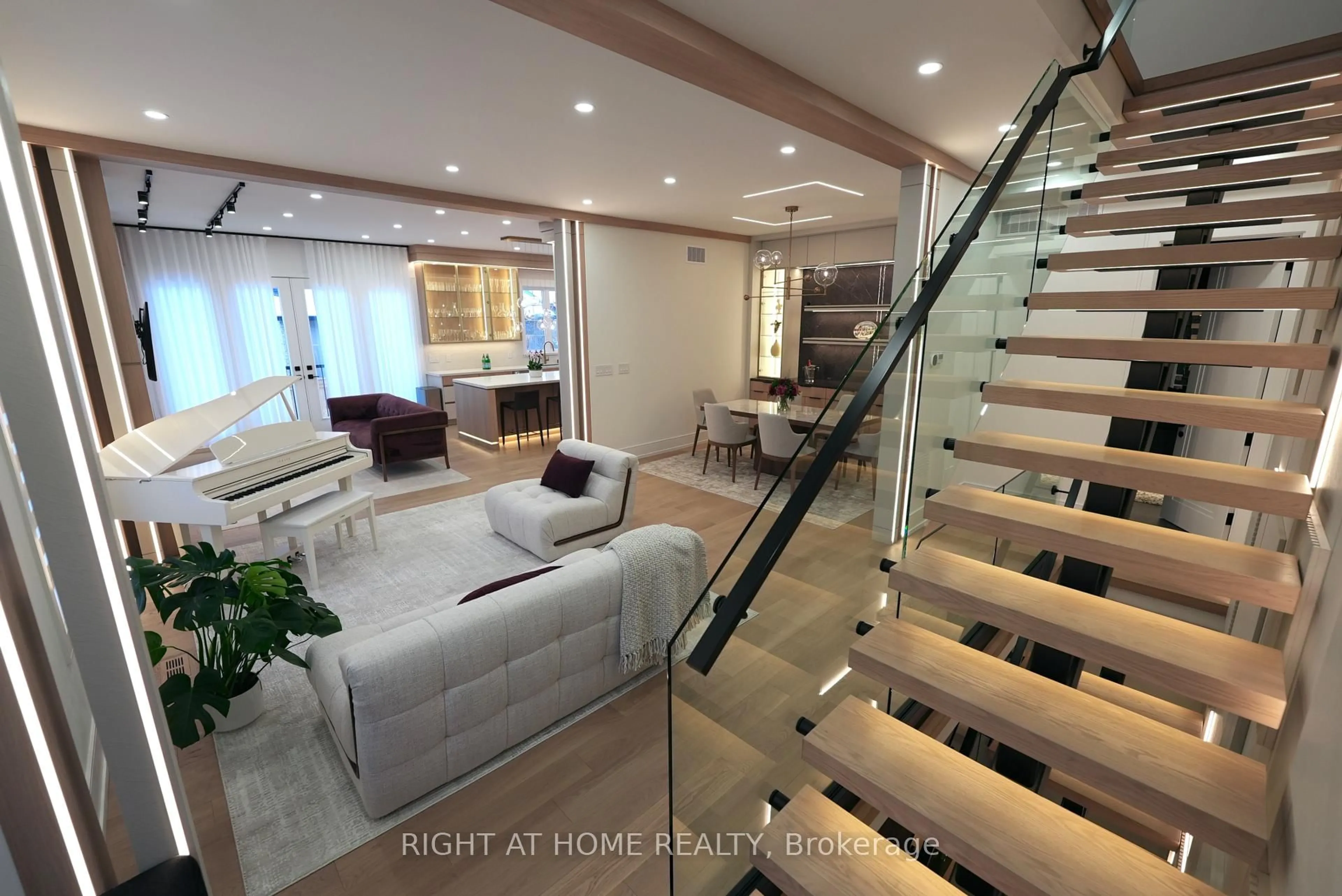 Indoor foyer for 33 Thorndale Ave, Toronto Ontario M8X 1W8