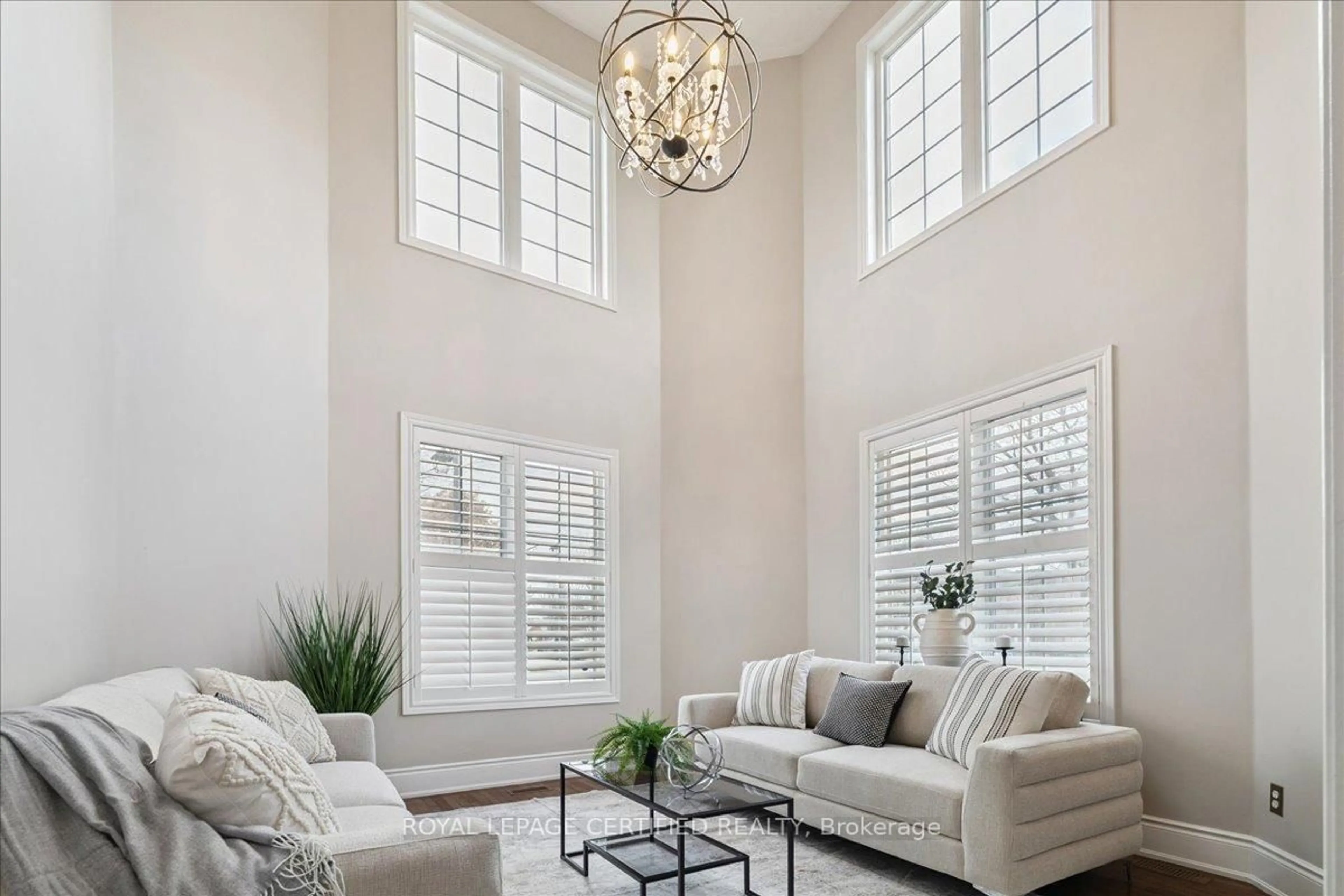 Living room with furniture, unknown for 2523 Highmount Cres, Oakville Ontario L6M 4Z1