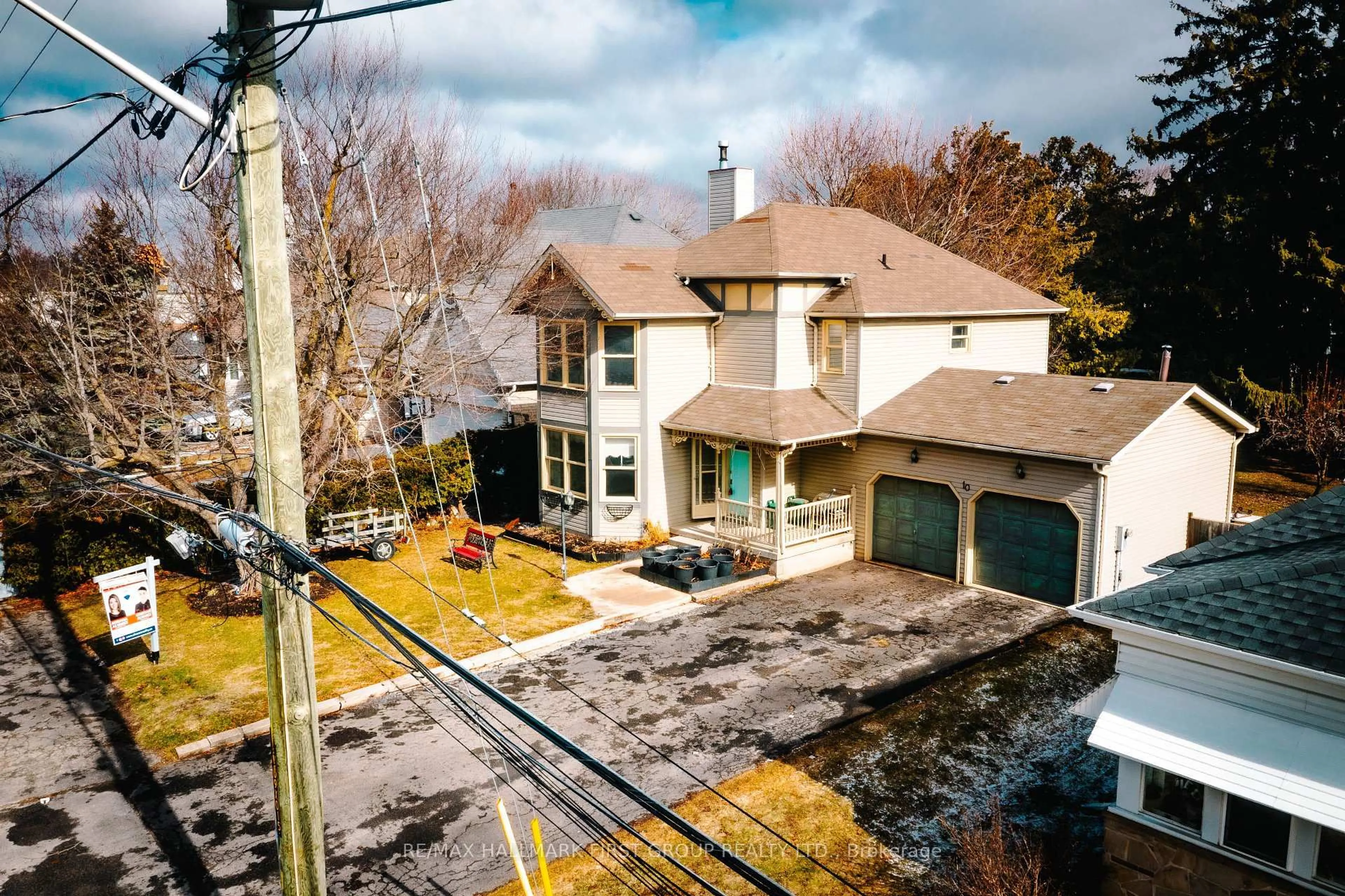A pic from outside/outdoor area/front of a property/back of a property/a pic from drone, street for 10 Ontario St, Halton Hills Ontario L7G 3K6