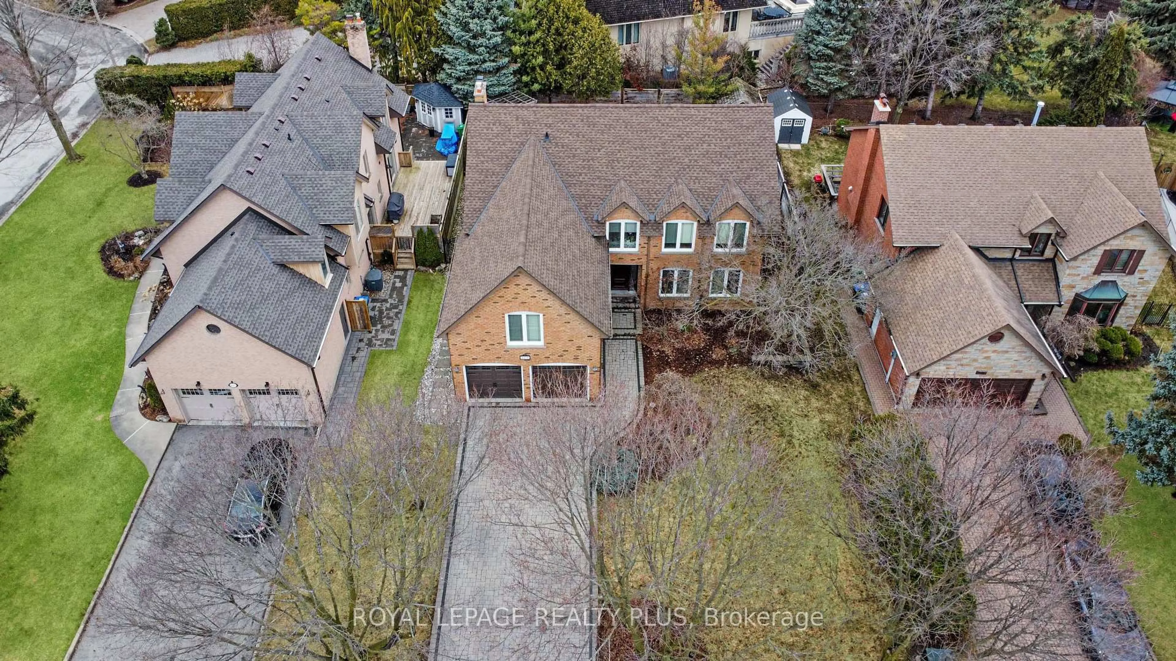 A pic from outside/outdoor area/front of a property/back of a property/a pic from drone, street for 4279 Bridlepath Tr, Mississauga Ontario L5L 3K3