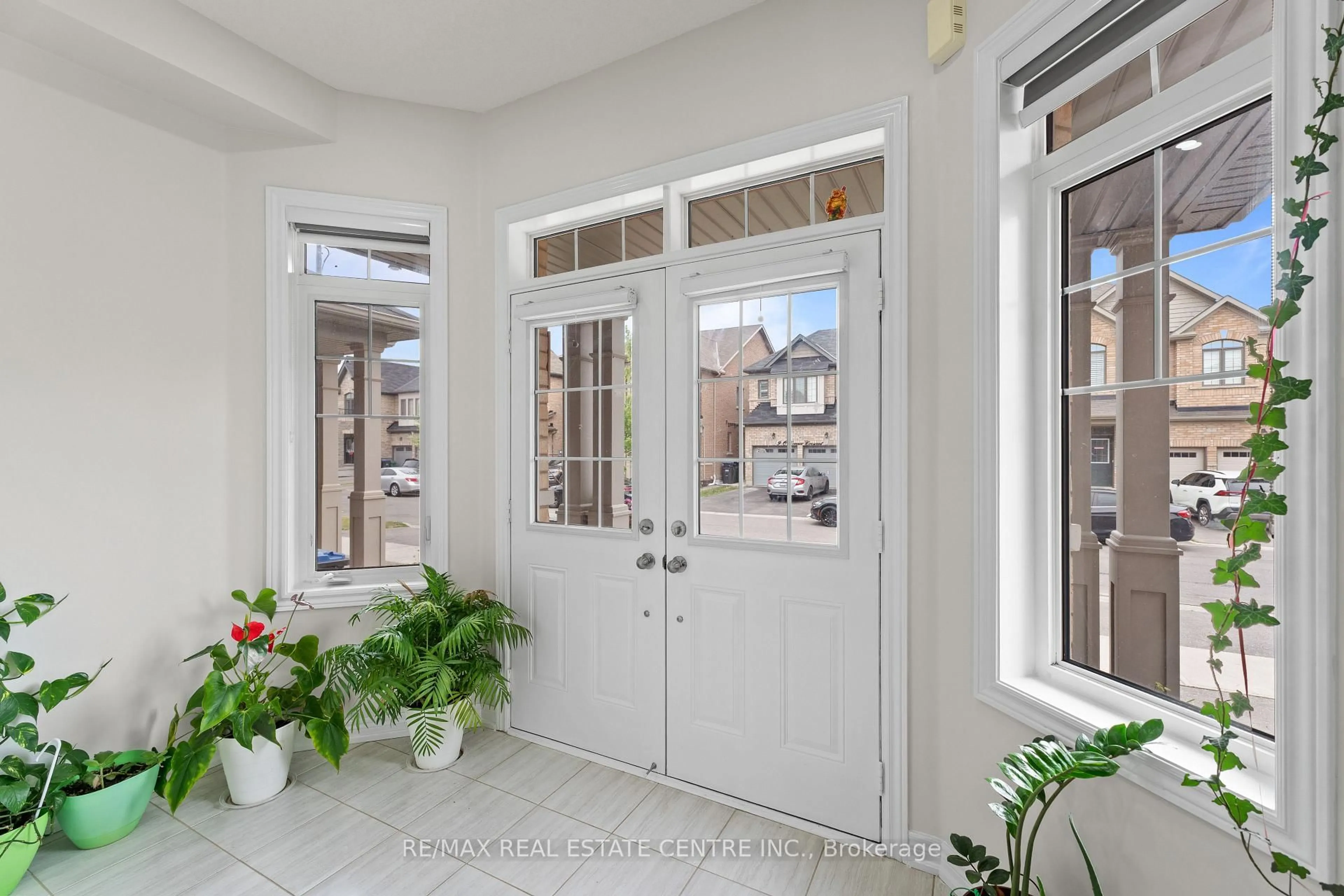 Indoor entryway for 8 Oconnor Cres, Brampton Ontario L7A 5A6