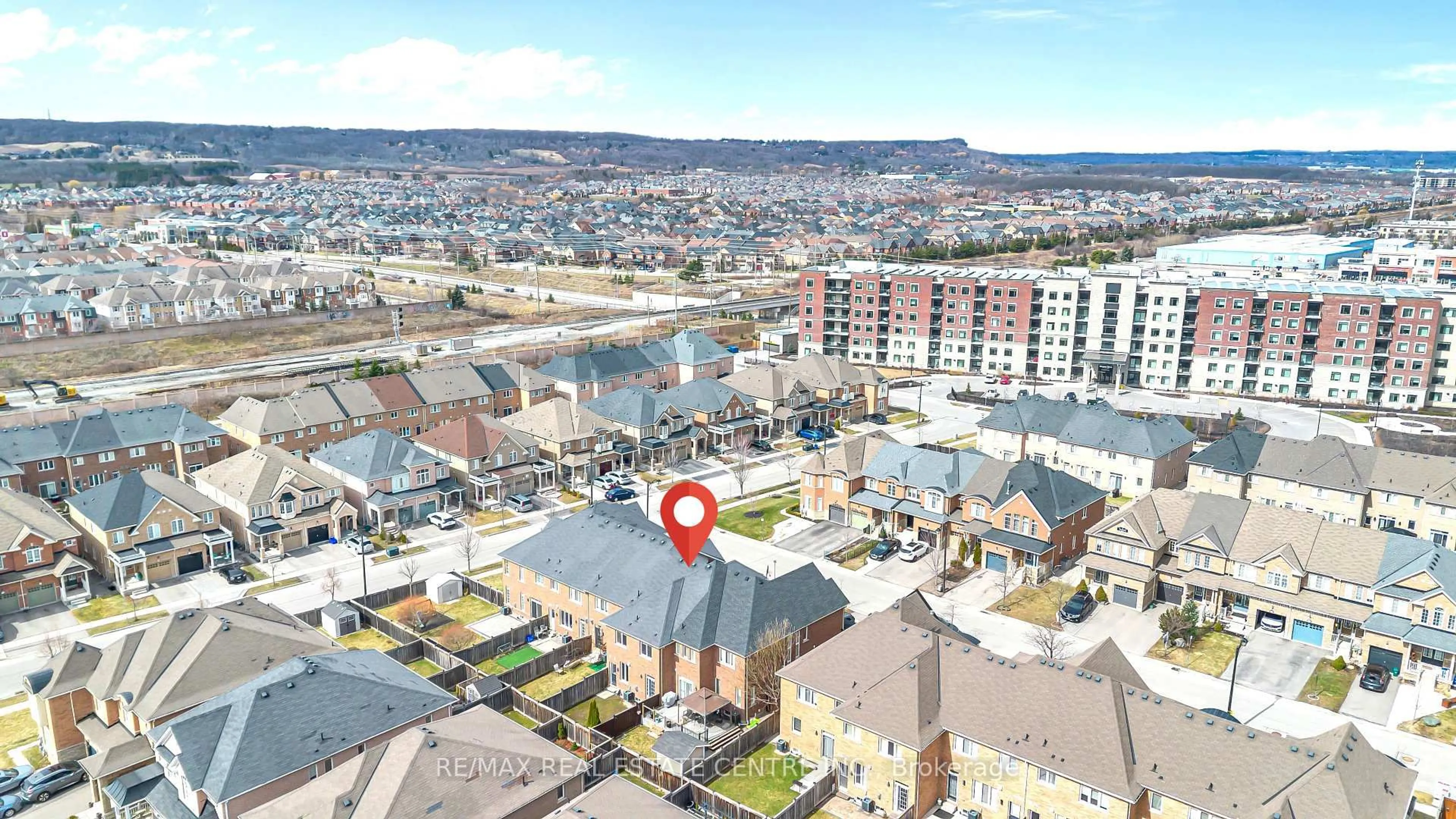 A pic from outside/outdoor area/front of a property/back of a property/a pic from drone, city buildings view from balcony for 8 Munch Pl, Milton Ontario L9T 8K6