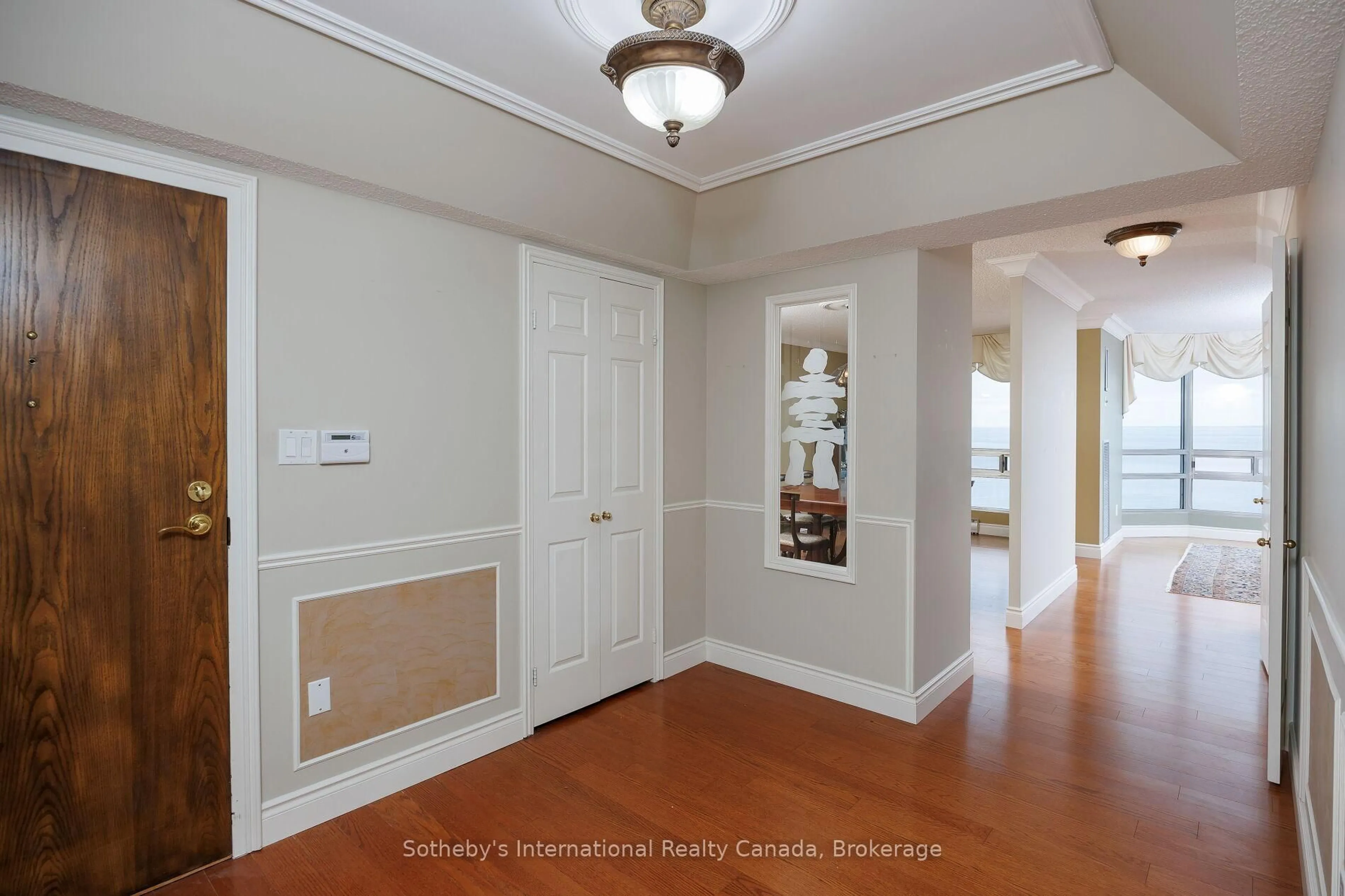 Indoor entryway for 2180 Marine Dr #1107, Oakville Ontario L6L 5V2