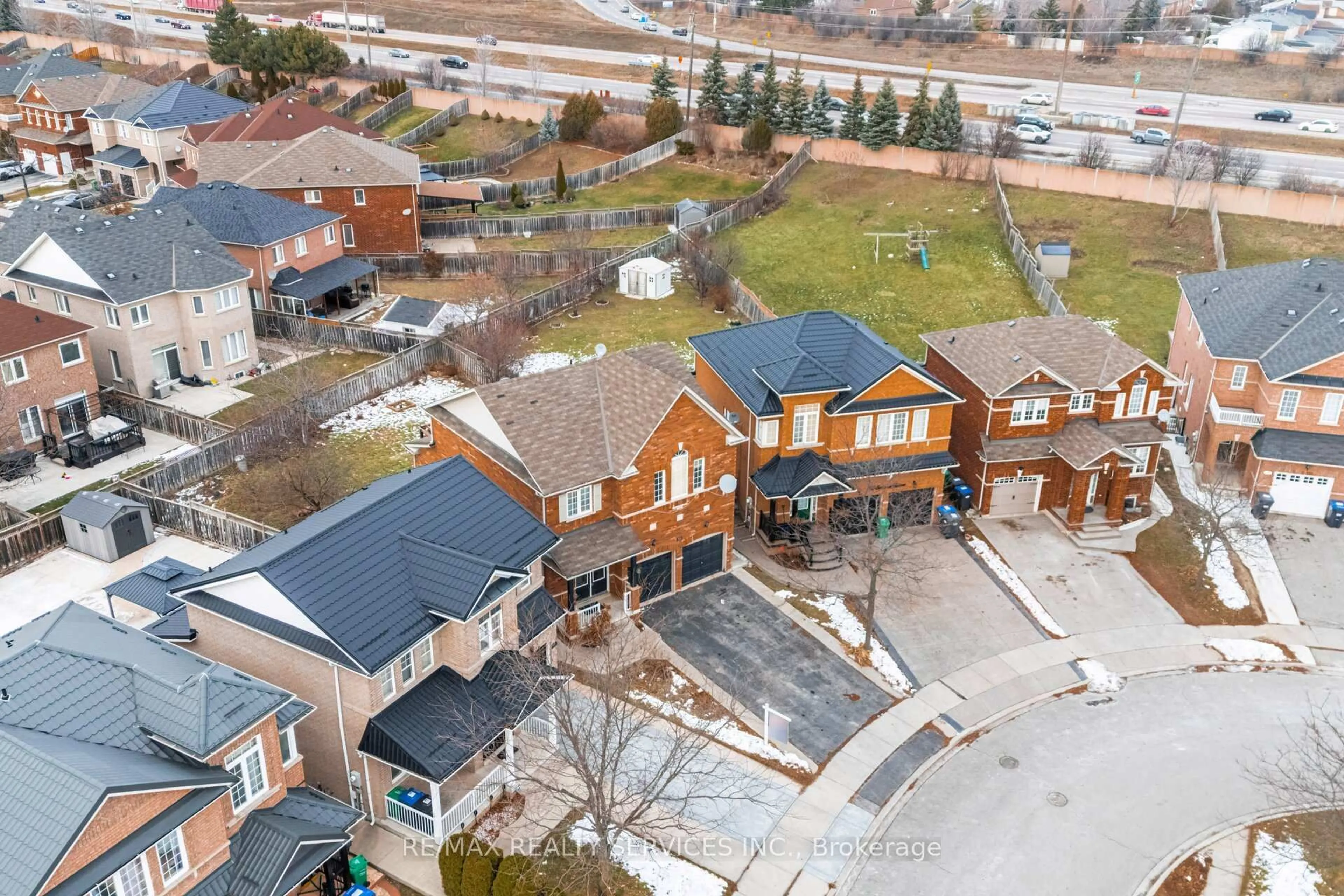 A pic from outside/outdoor area/front of a property/back of a property/a pic from drone, building for 31 Seahorse Ave, Brampton Ontario L6V 4N7