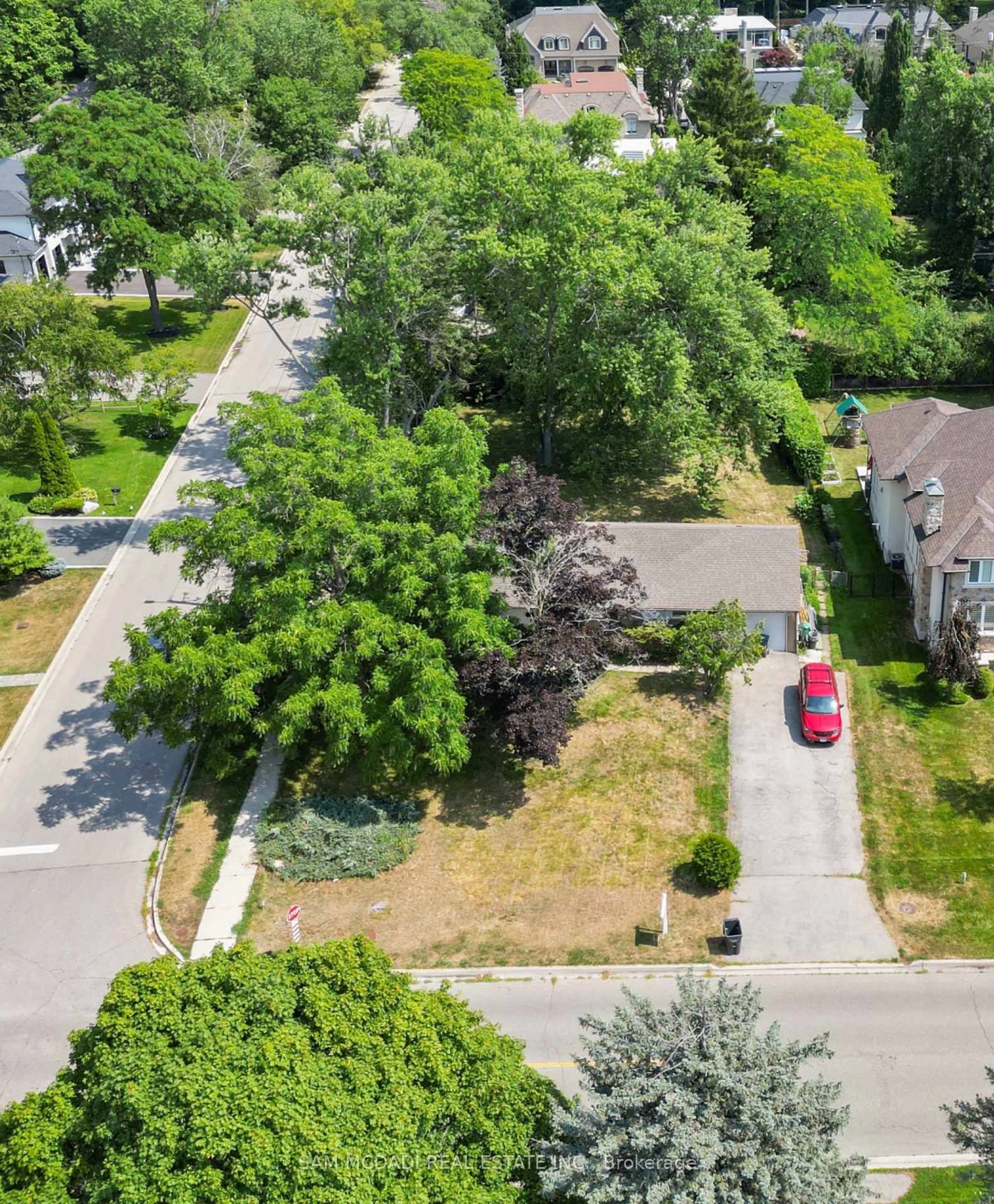 A pic from outside/outdoor area/front of a property/back of a property/a pic from drone, street for 1491 Woodeden Dr, Mississauga Ontario L5H 2V1
