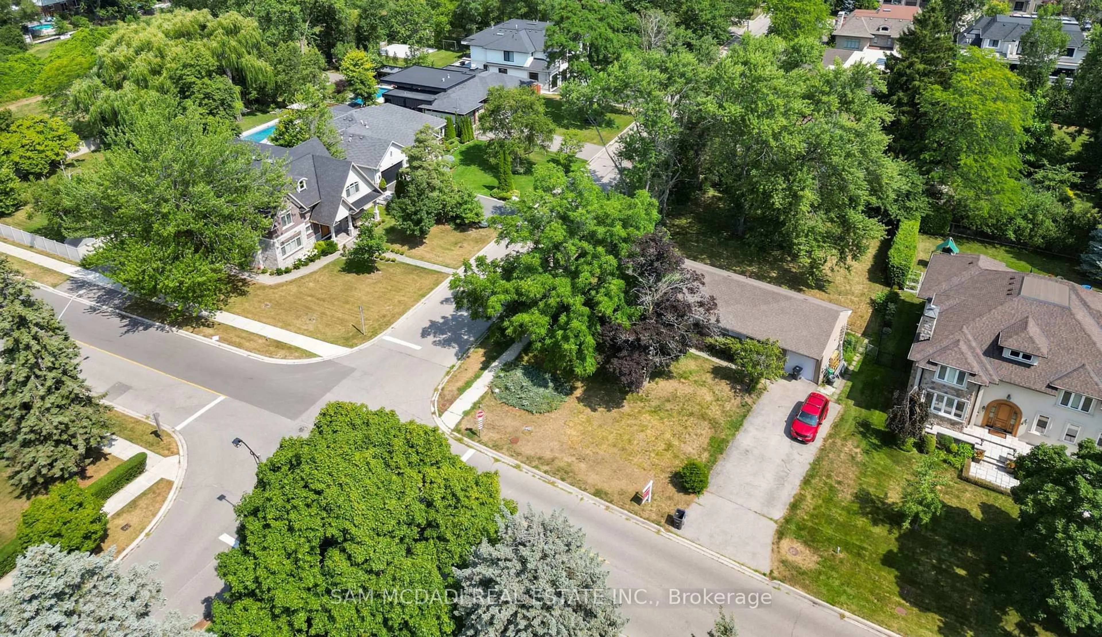 A pic from outside/outdoor area/front of a property/back of a property/a pic from drone, street for 1491 Woodeden Dr, Mississauga Ontario L5H 2V1