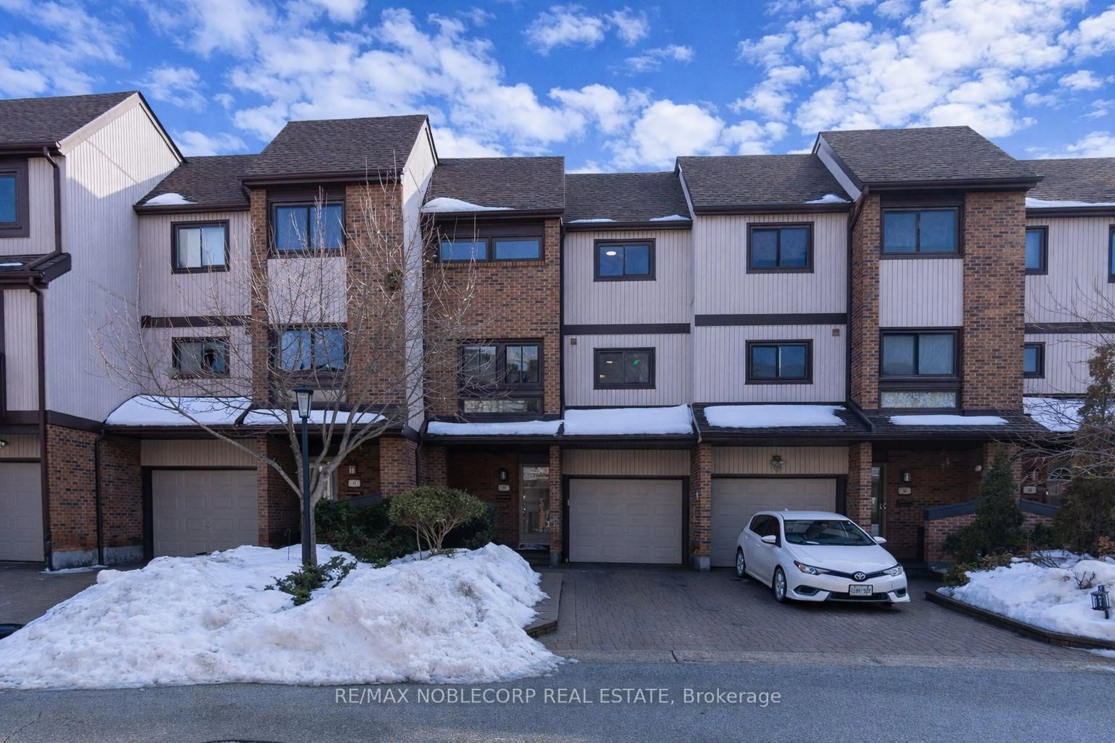 A pic from outside/outdoor area/front of a property/back of a property/a pic from drone, street for 1080 Walden Circ #52, Mississauga Ontario L5J 4J9