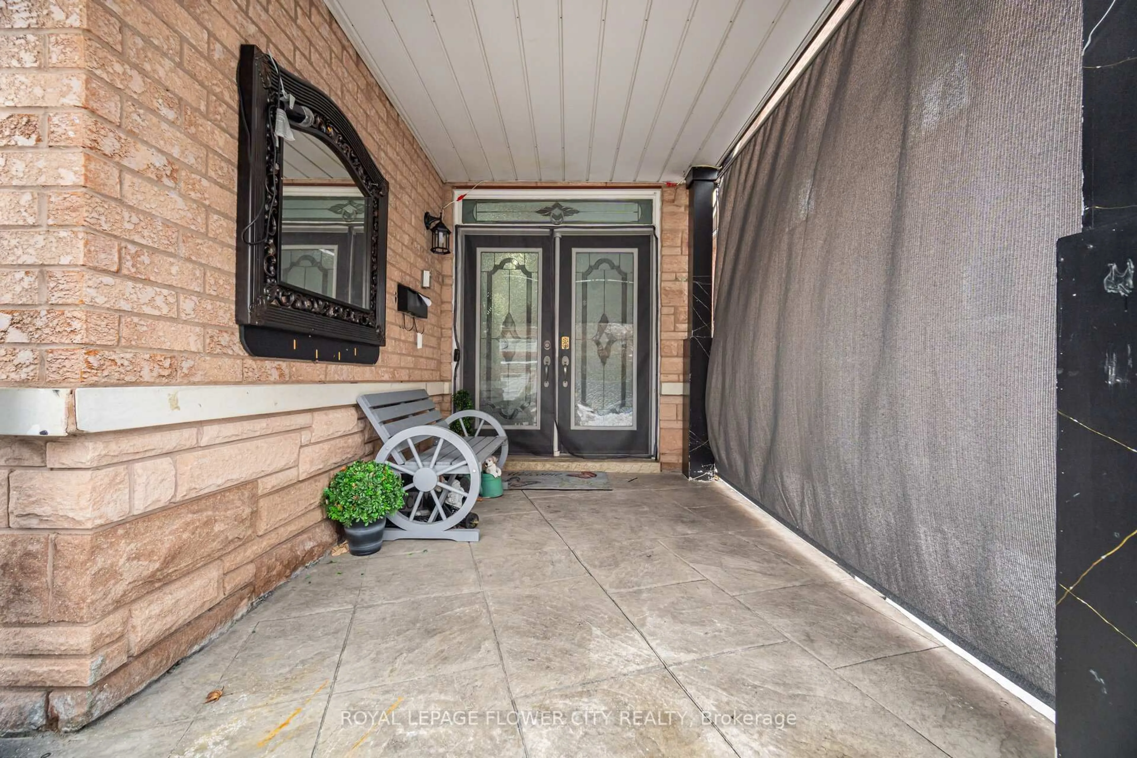 Indoor entryway for 67 Olde Town Rd, Brampton Ontario L6X 4T8