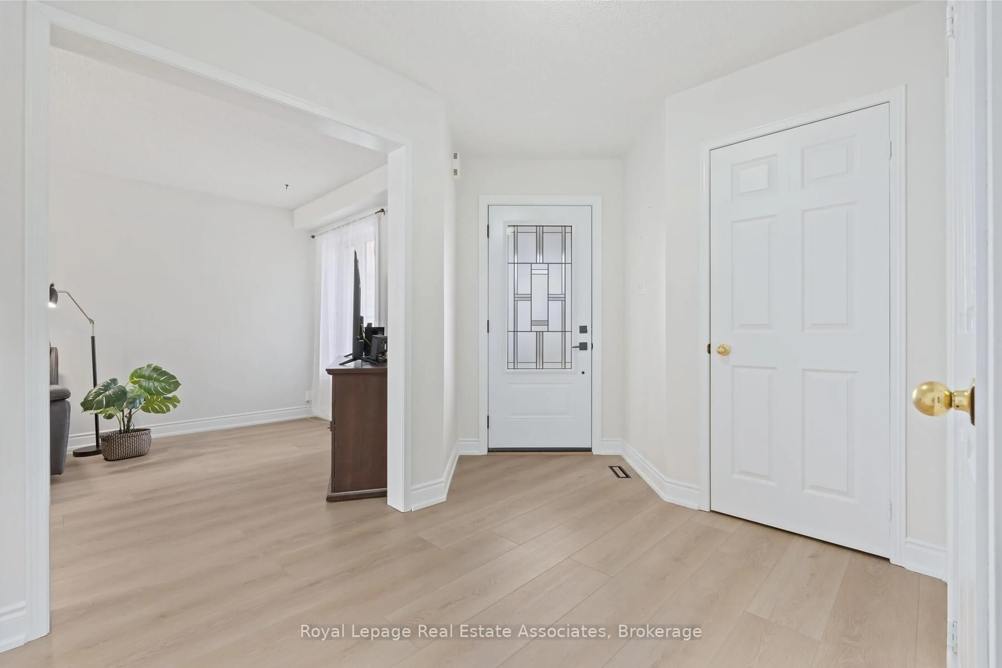 Indoor entryway for 80 Lauchlin Cres, Halton Hills Ontario L7G 5R5