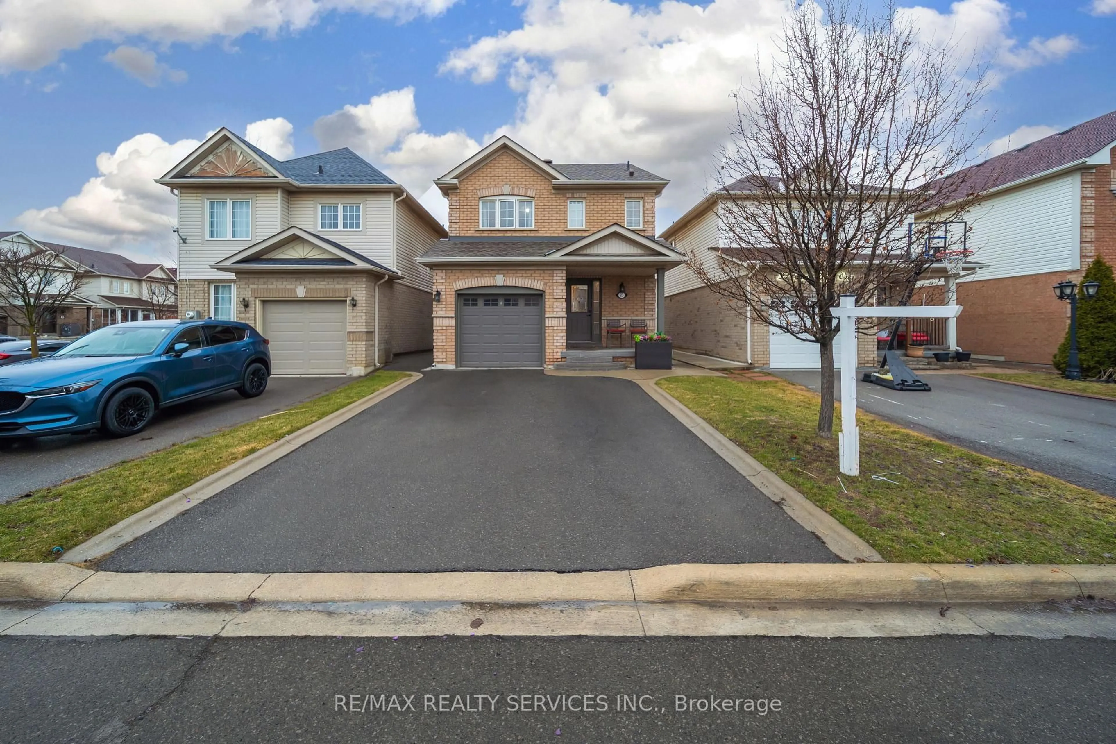 A pic from outside/outdoor area/front of a property/back of a property/a pic from drone, street for 23 Earl Grey Cres, Brampton Ontario L7A 2L3
