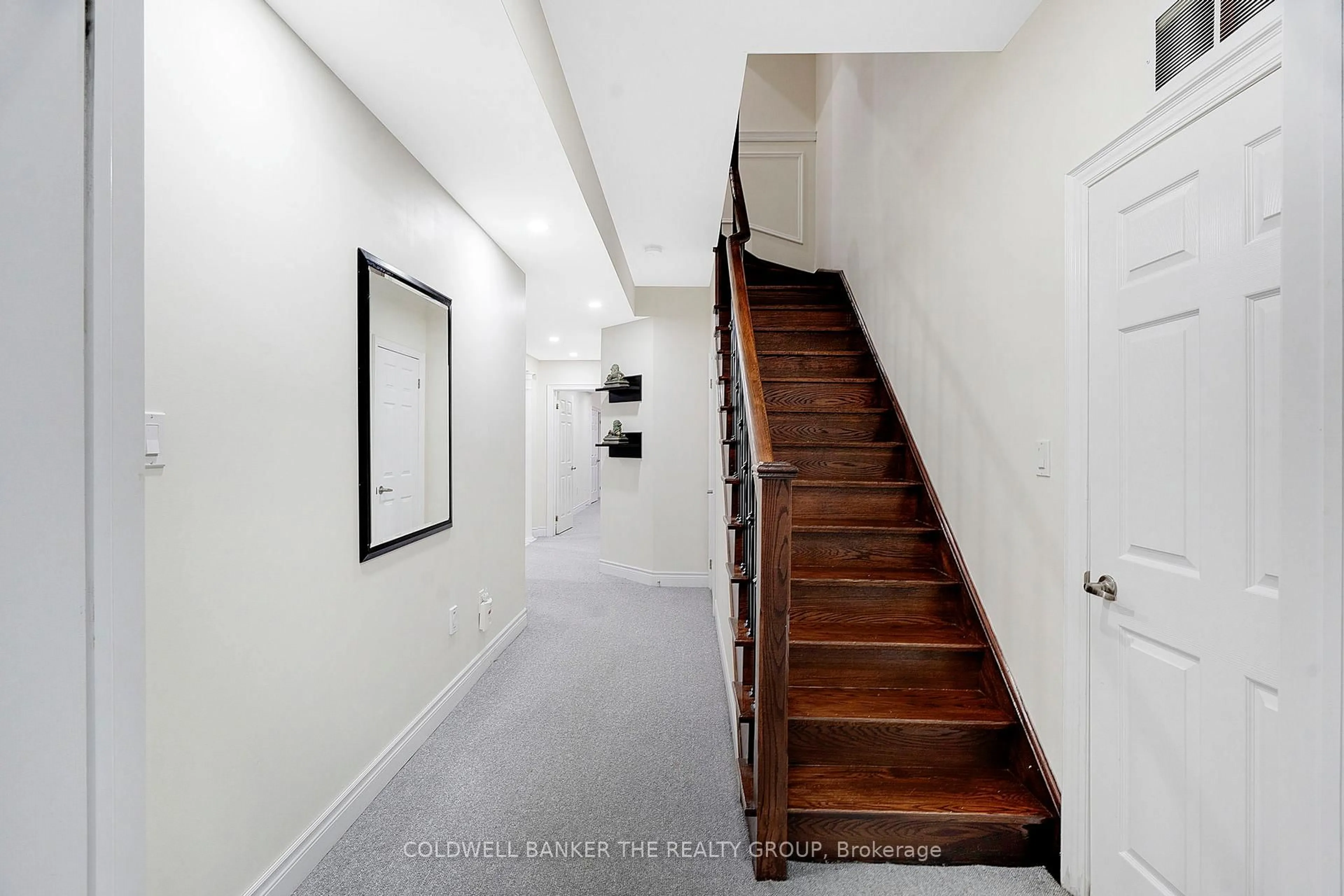 Indoor foyer for 5198 Adobe Crt, Mississauga Ontario L5M 8C3