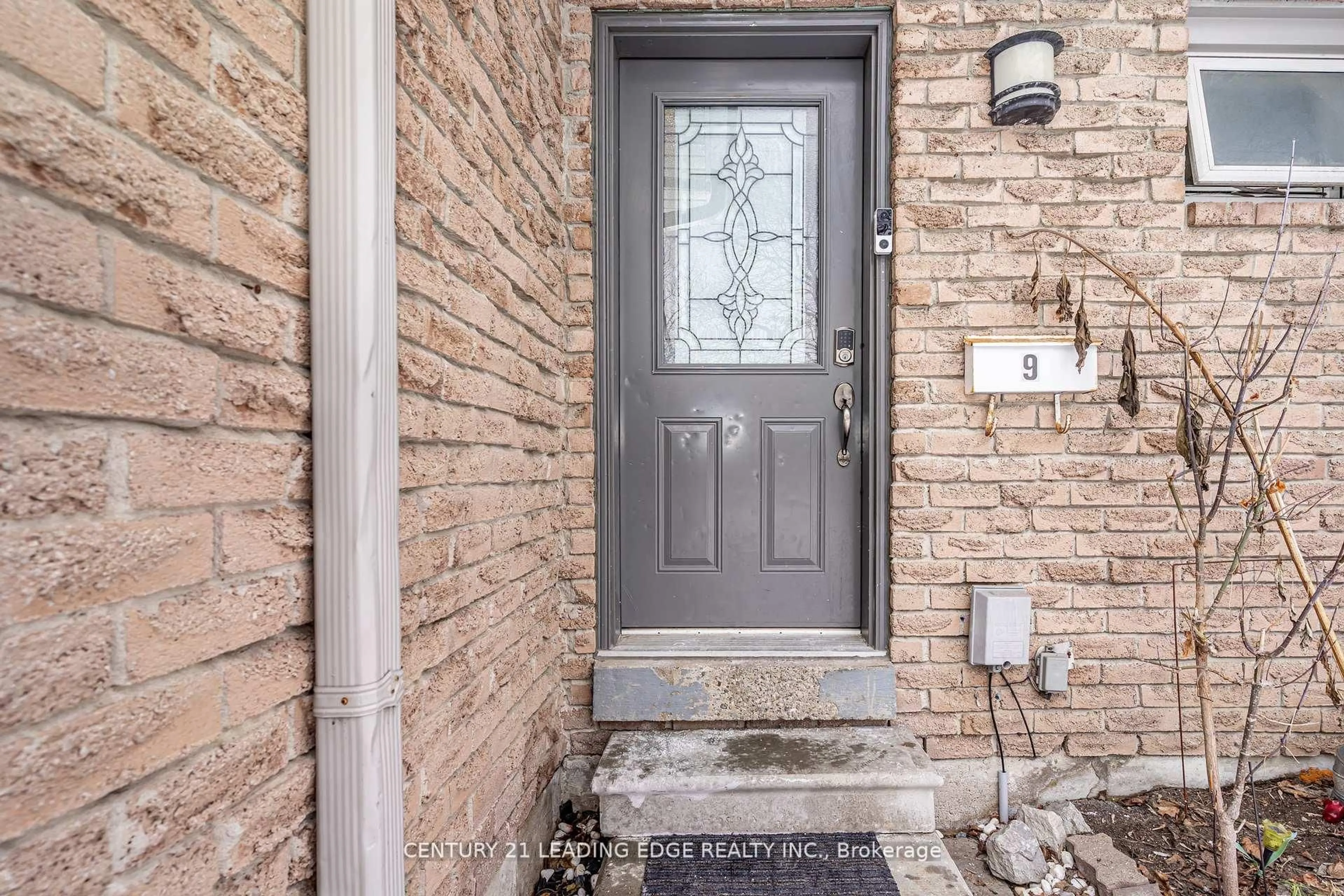 Indoor entryway for 399 Vodden St #9, Brampton Ontario L6V 3V1