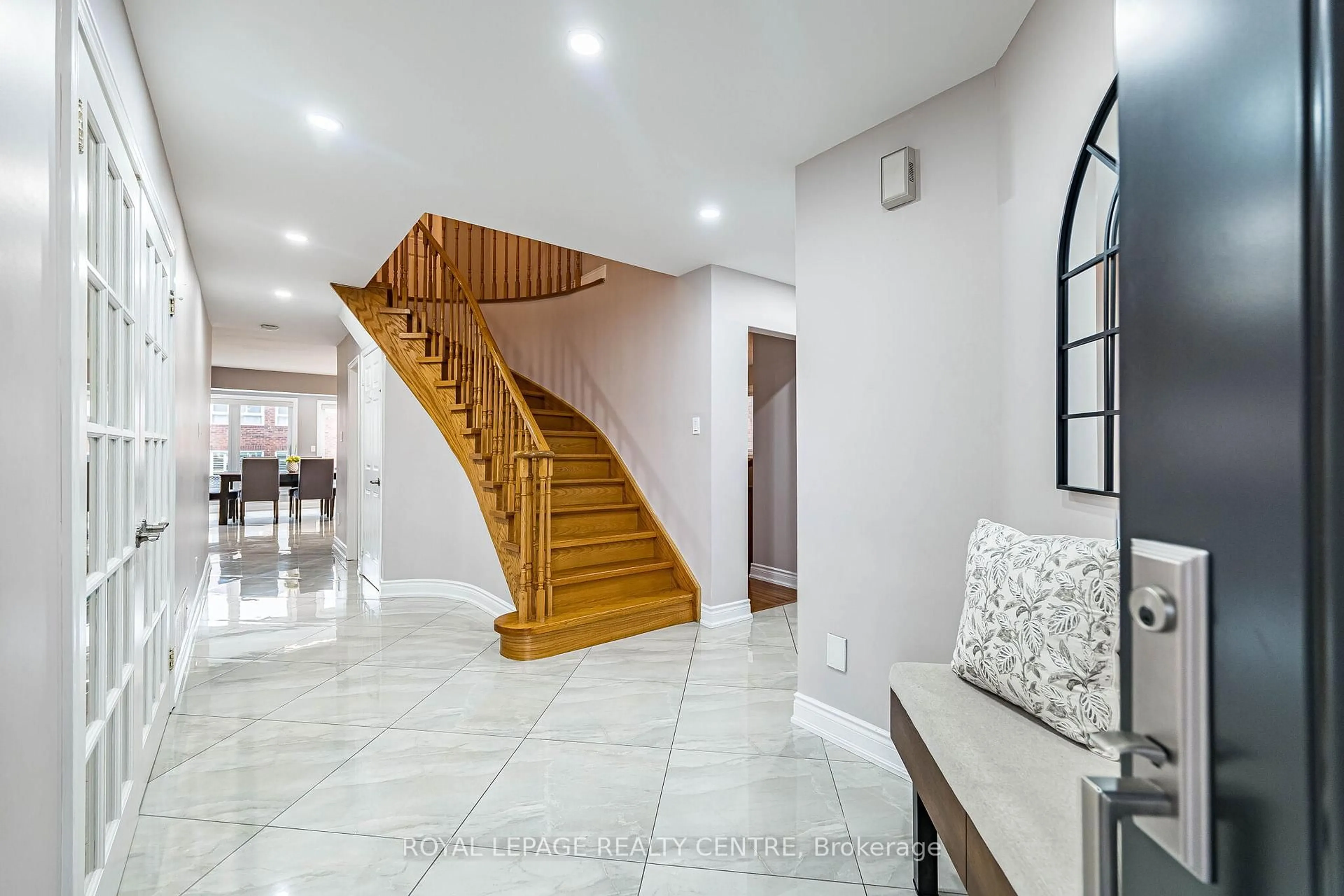 Indoor foyer for 392 Dakota Rd, Mississauga Ontario L4Z 3A9