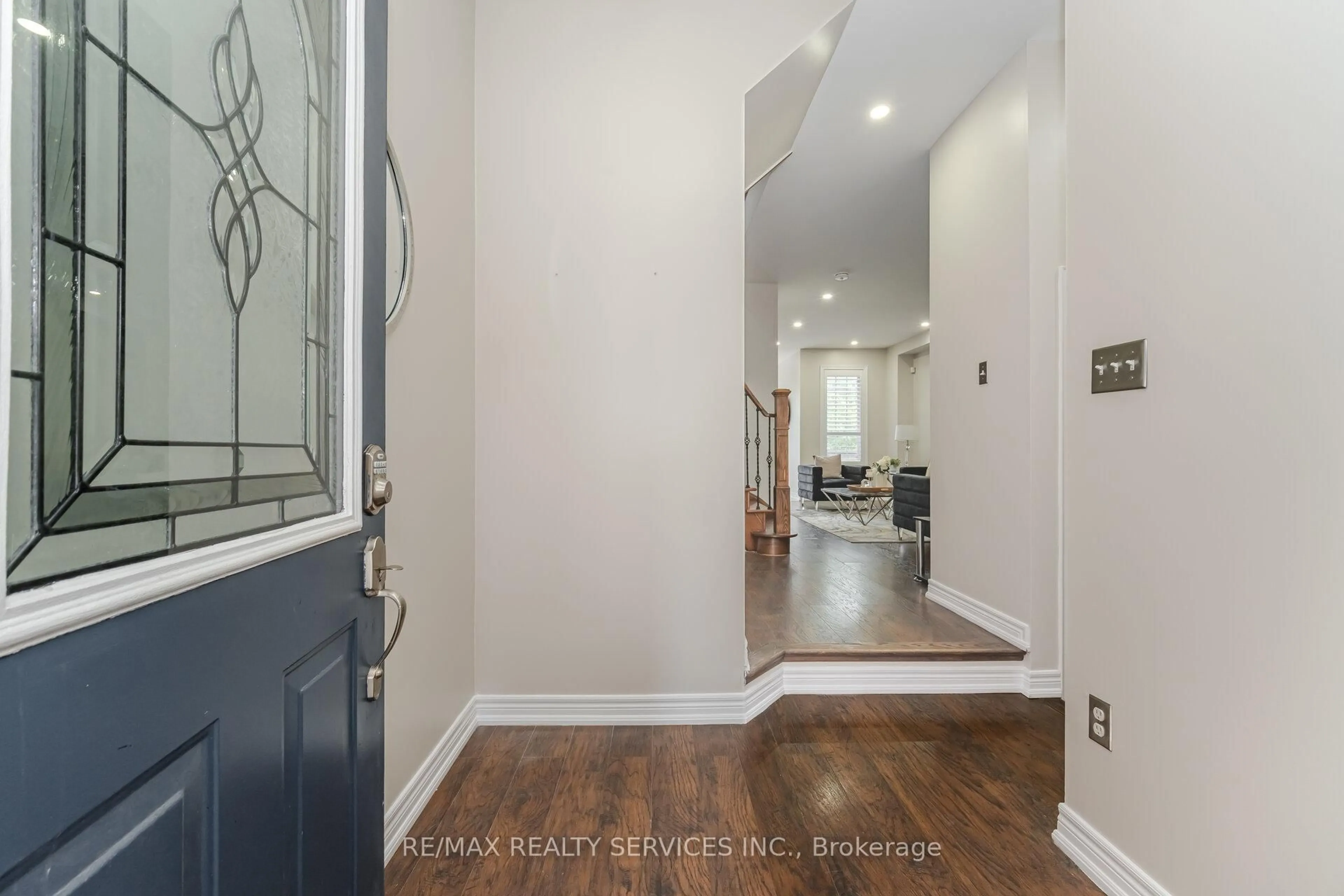Indoor entryway for 10 Deepcoral Crt, Brampton Ontario L6V 4P7