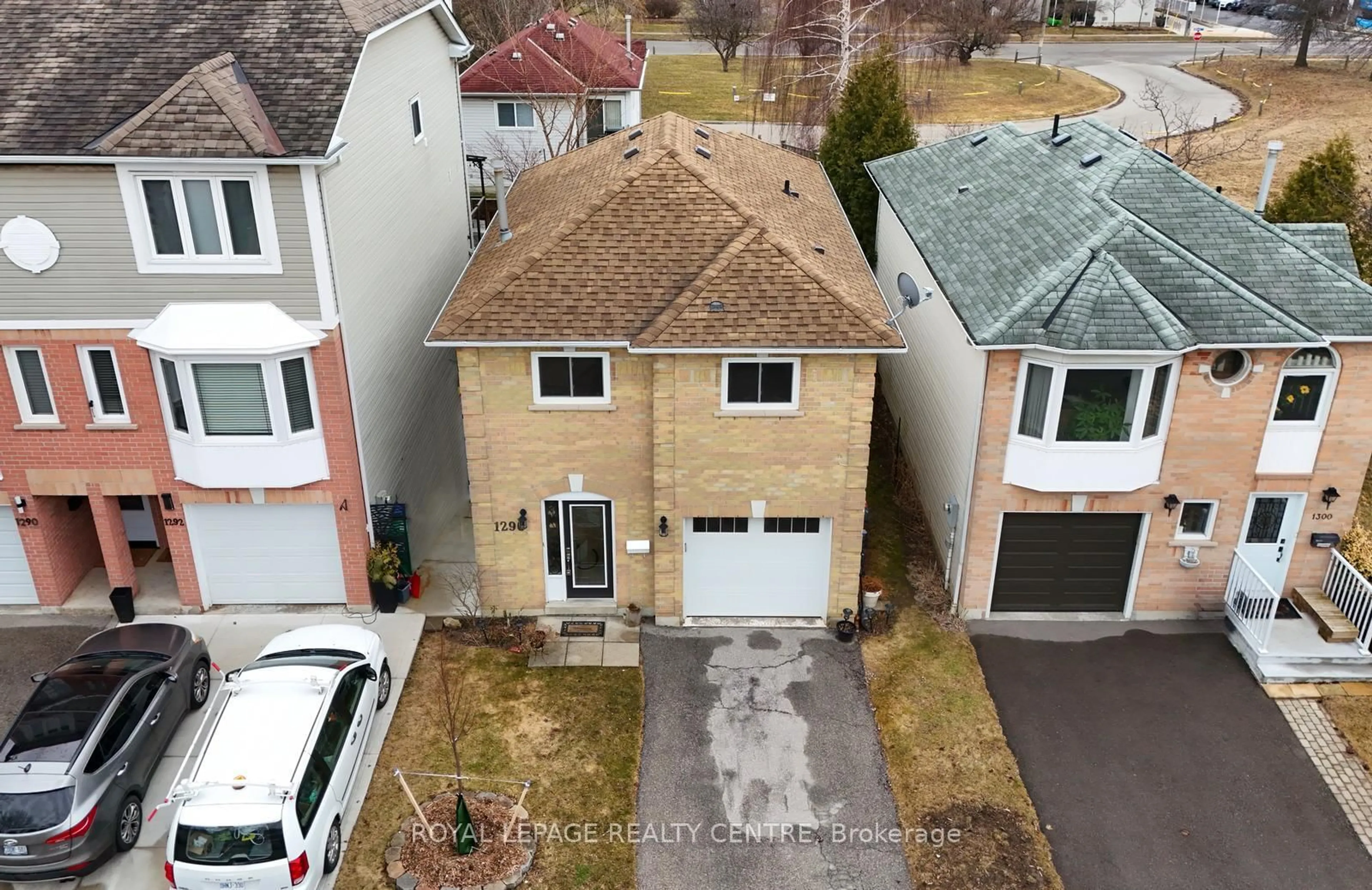 A pic from outside/outdoor area/front of a property/back of a property/a pic from drone, street for 1296 Woodhill Crt, Mississauga Ontario L5E 3H1