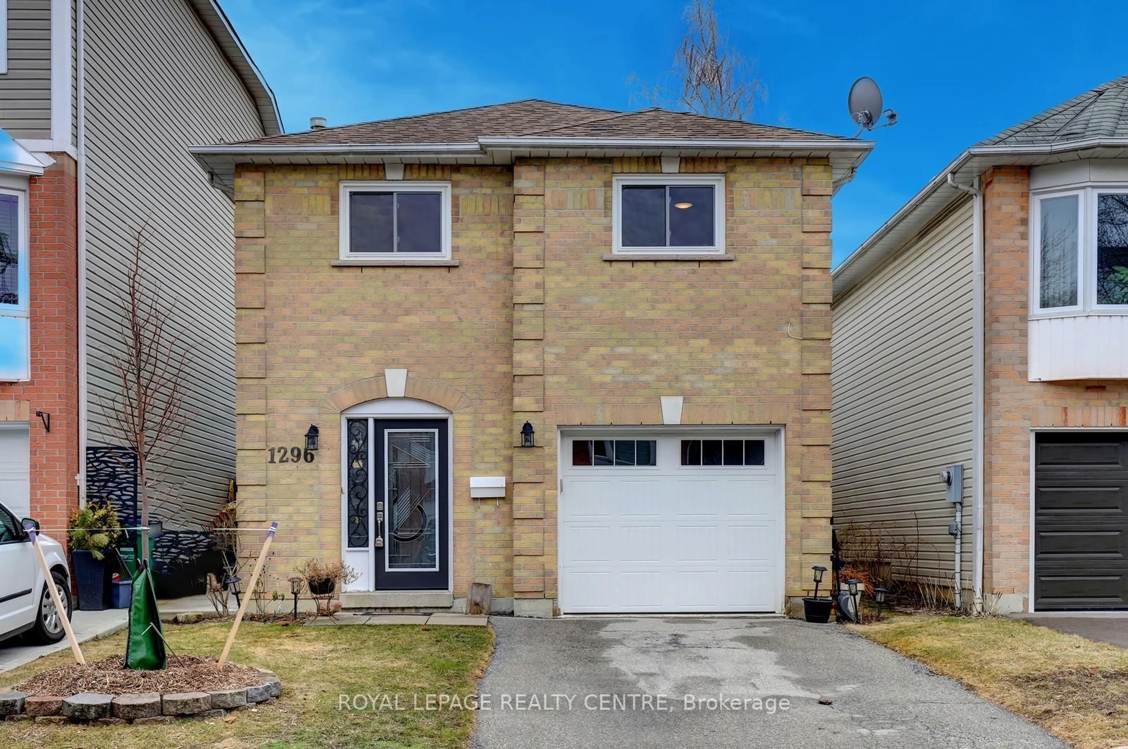 Home with brick exterior material, street for 1296 Woodhill Crt, Mississauga Ontario L5E 3H1