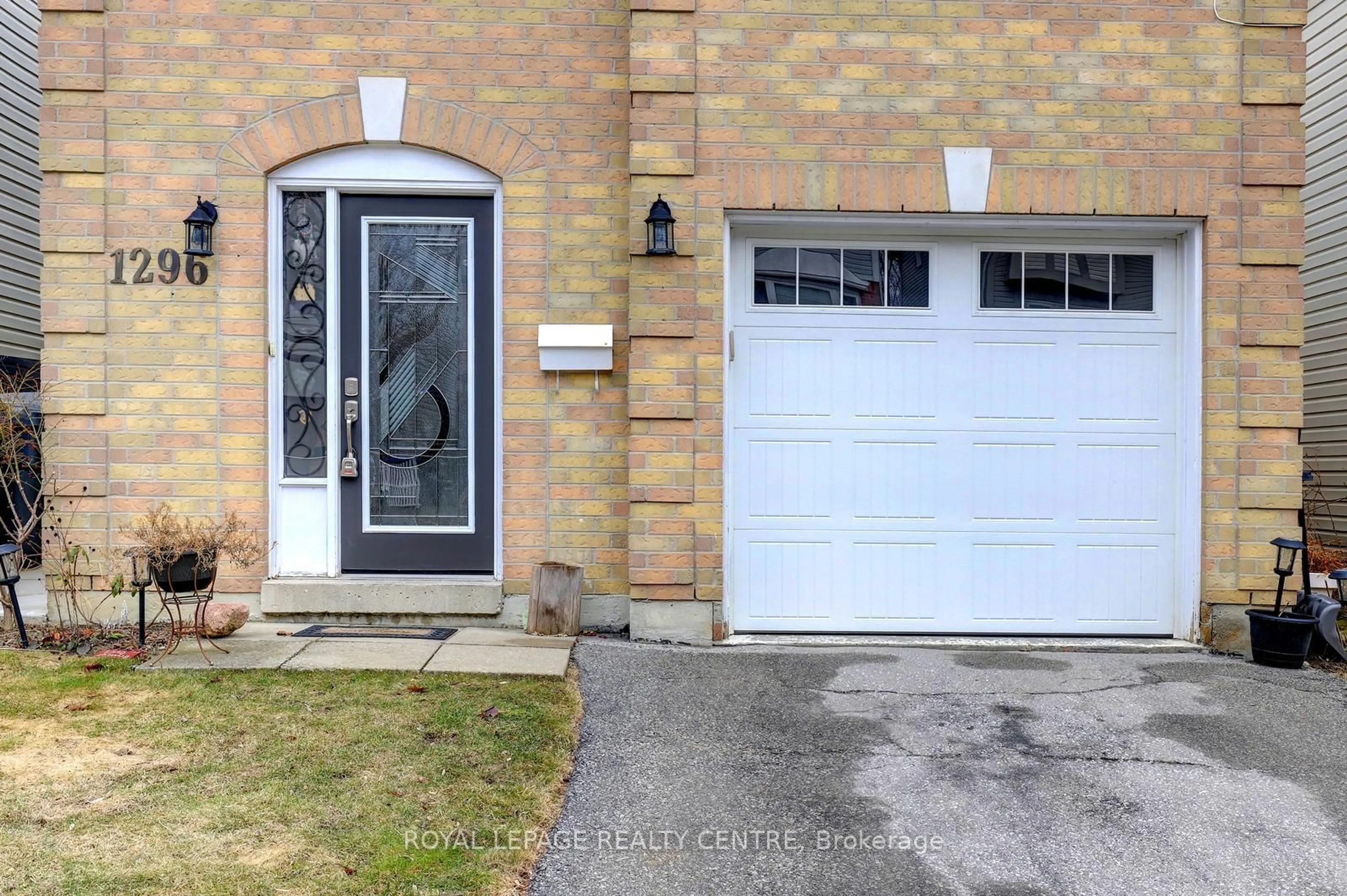 Indoor entryway for 1296 Woodhill Crt, Mississauga Ontario L5E 3H1
