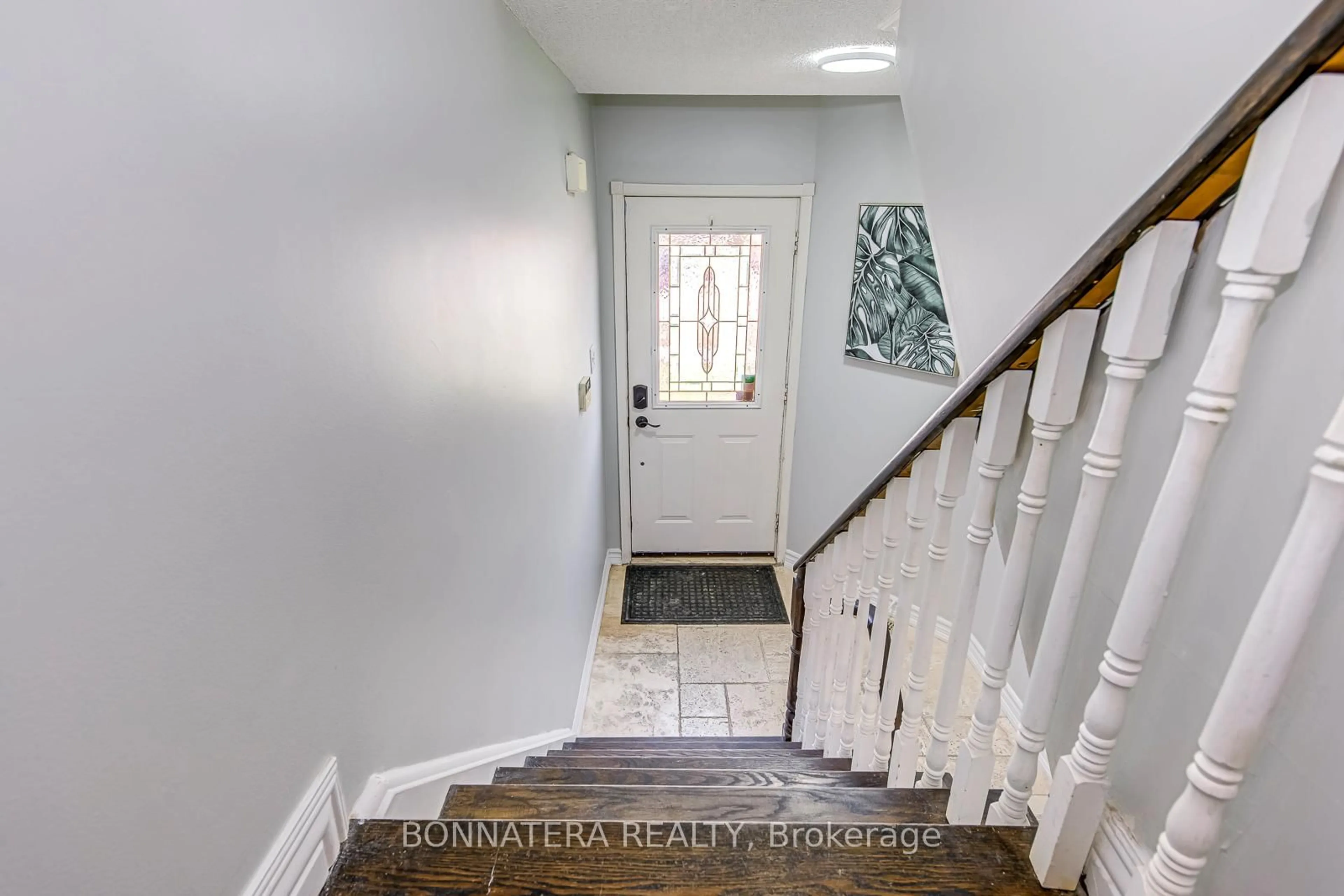 Indoor entryway for 4836 Rosebush Rd, Mississauga Ontario L5M 5N1