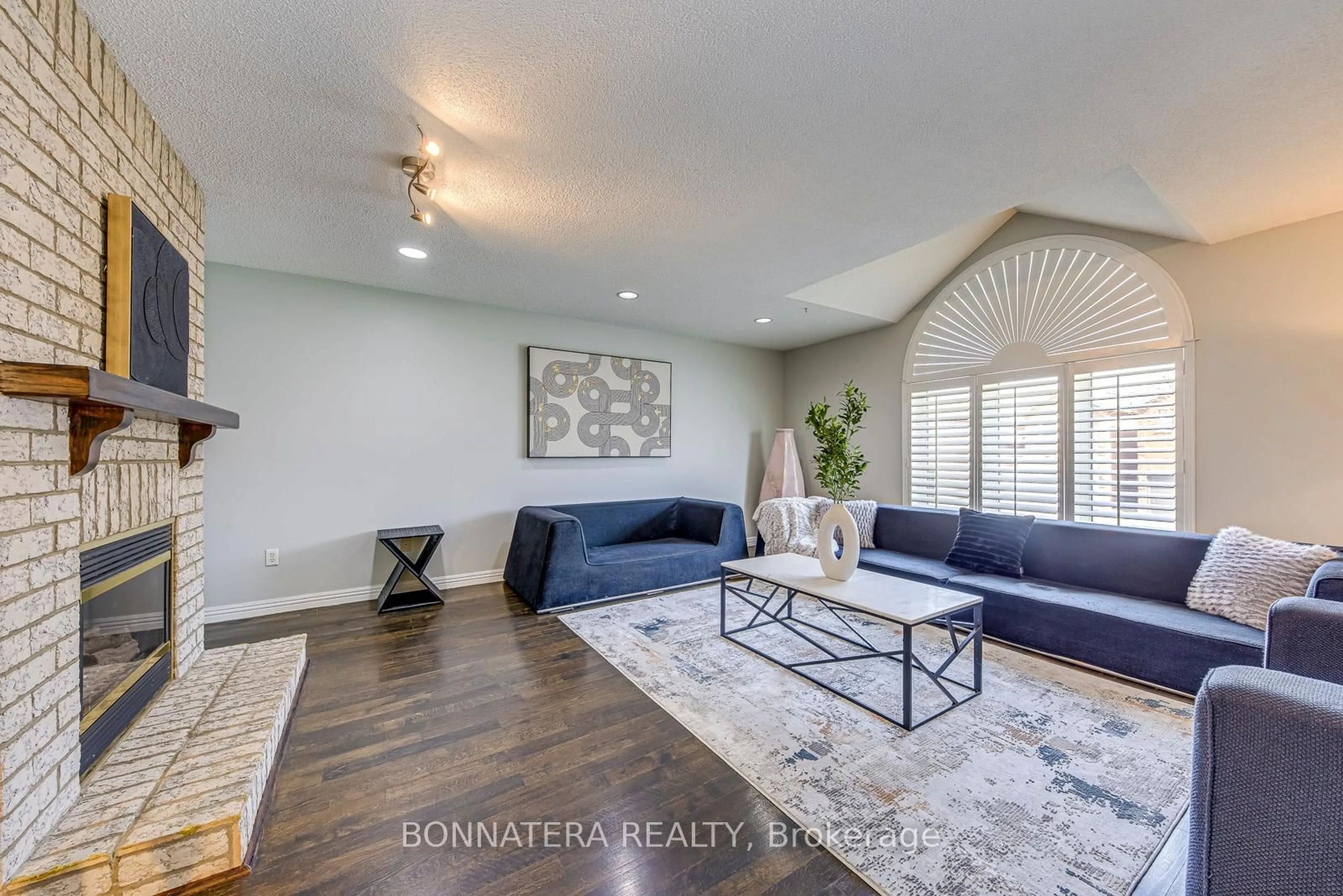 Living room with furniture, unknown for 4836 Rosebush Rd, Mississauga Ontario L5M 5N1