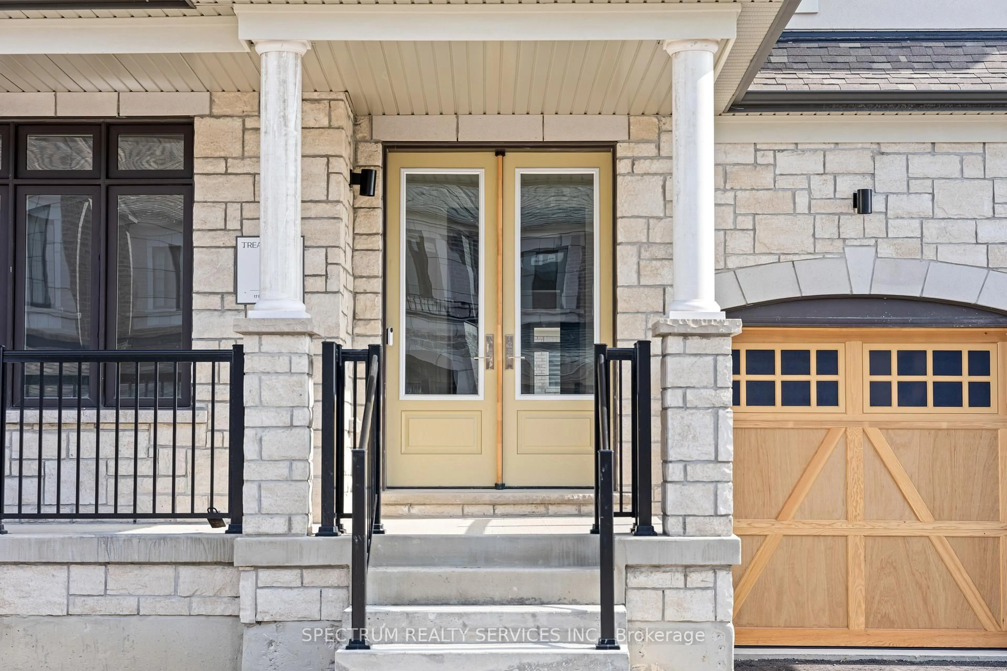 Indoor entryway for 17 Mosswood Tr, Brampton Ontario L6P 4E7