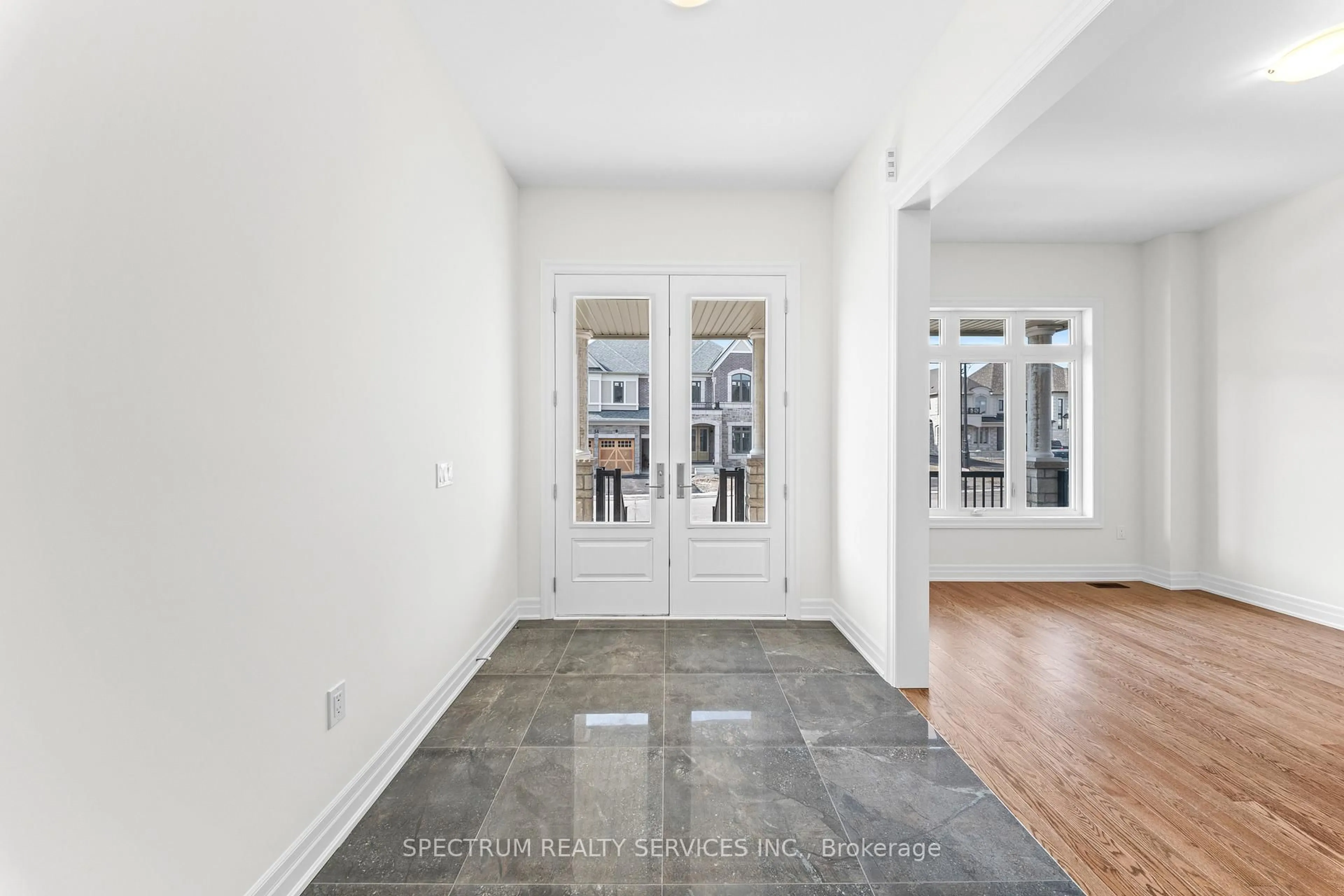 Indoor entryway for 17 Mosswood Tr, Brampton Ontario L6P 4E7