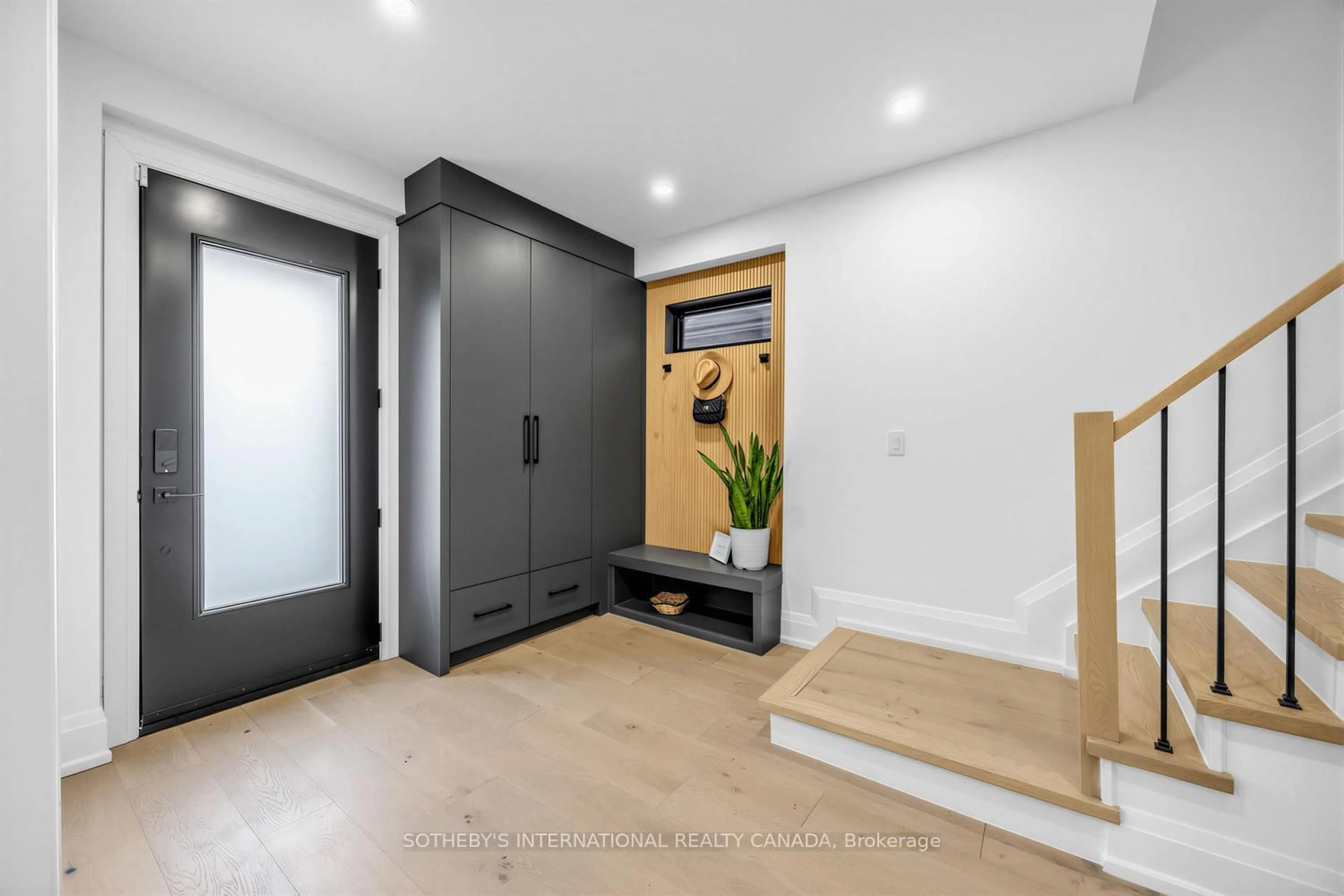 Indoor entryway for 36 Ridley Gdns, Toronto Ontario M6R 2T8