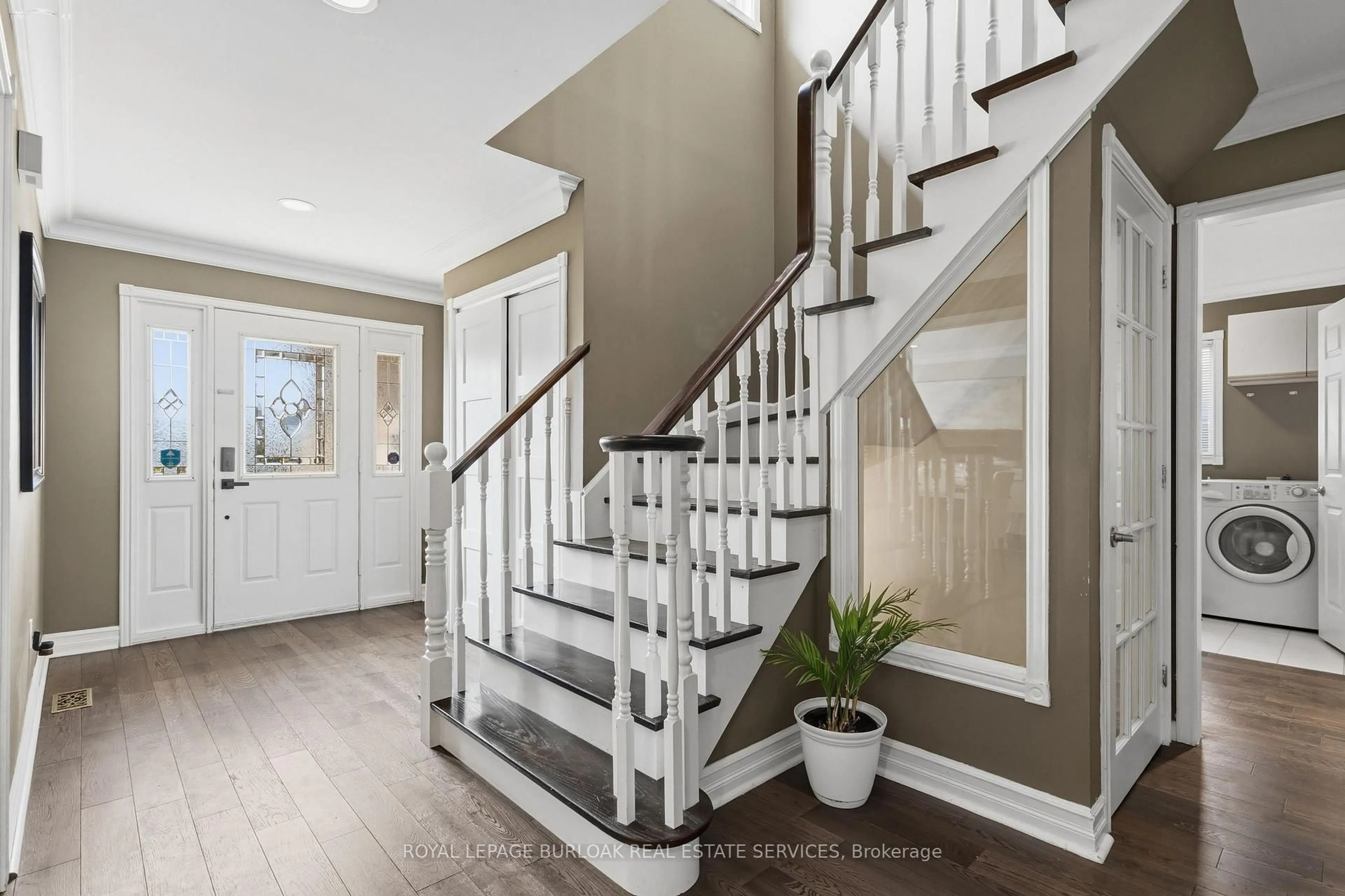 Indoor entryway for 2223 Headon Rd, Burlington Ontario L7M 3W7