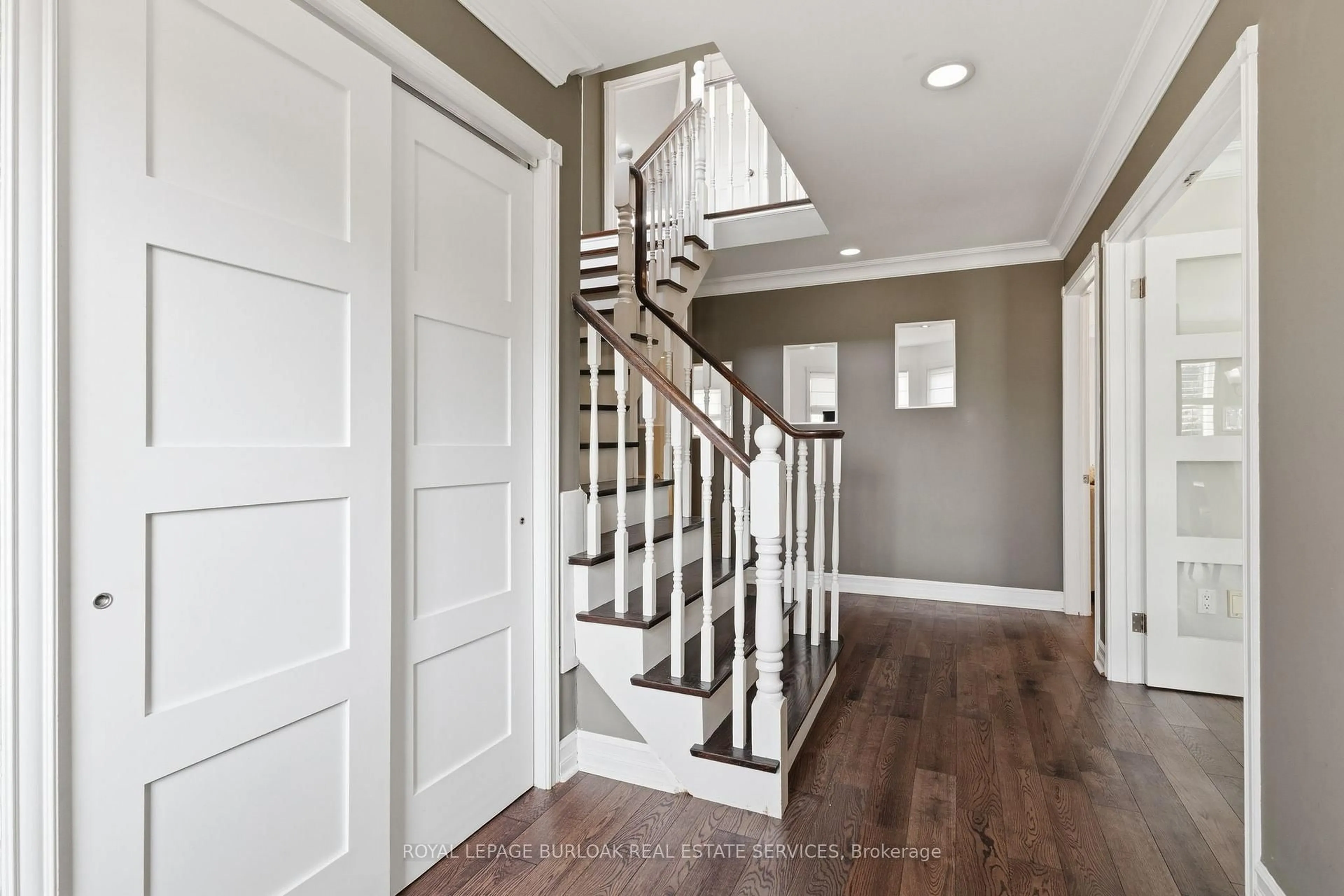 Indoor entryway for 2223 Headon Rd, Burlington Ontario L7M 3W7