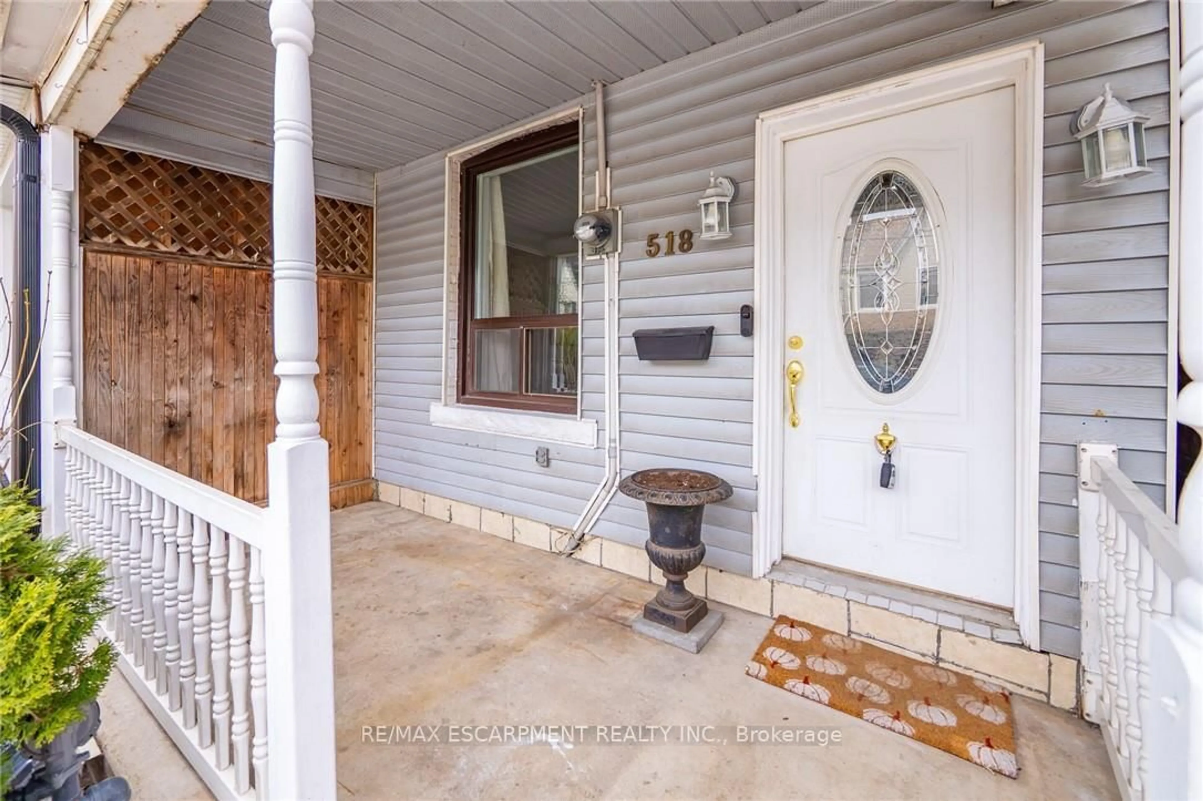 Indoor entryway for 518 Quebec Ave, Toronto Ontario M6P 2V7