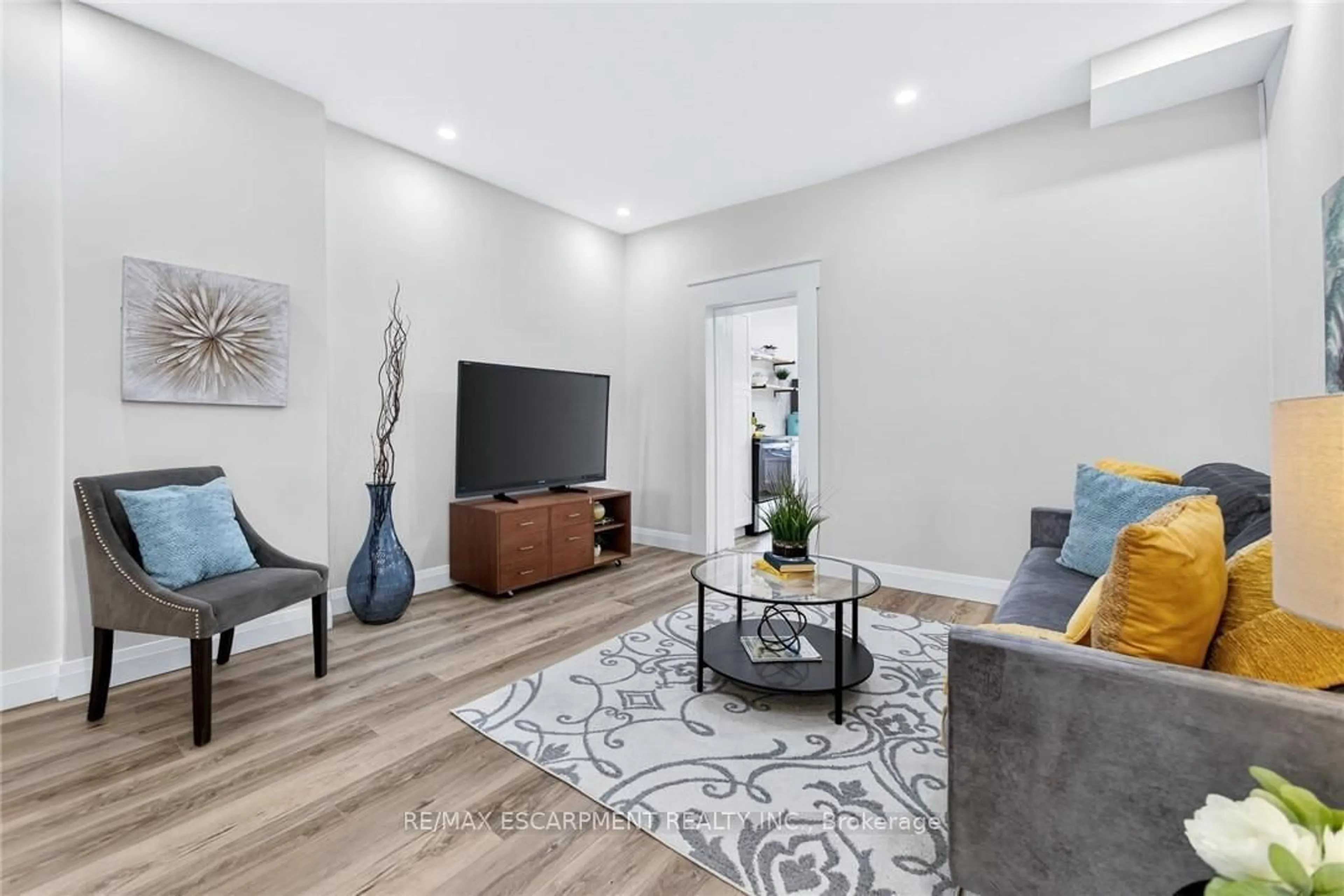 Living room with furniture, unknown for 518 Quebec Ave, Toronto Ontario M6P 2V7