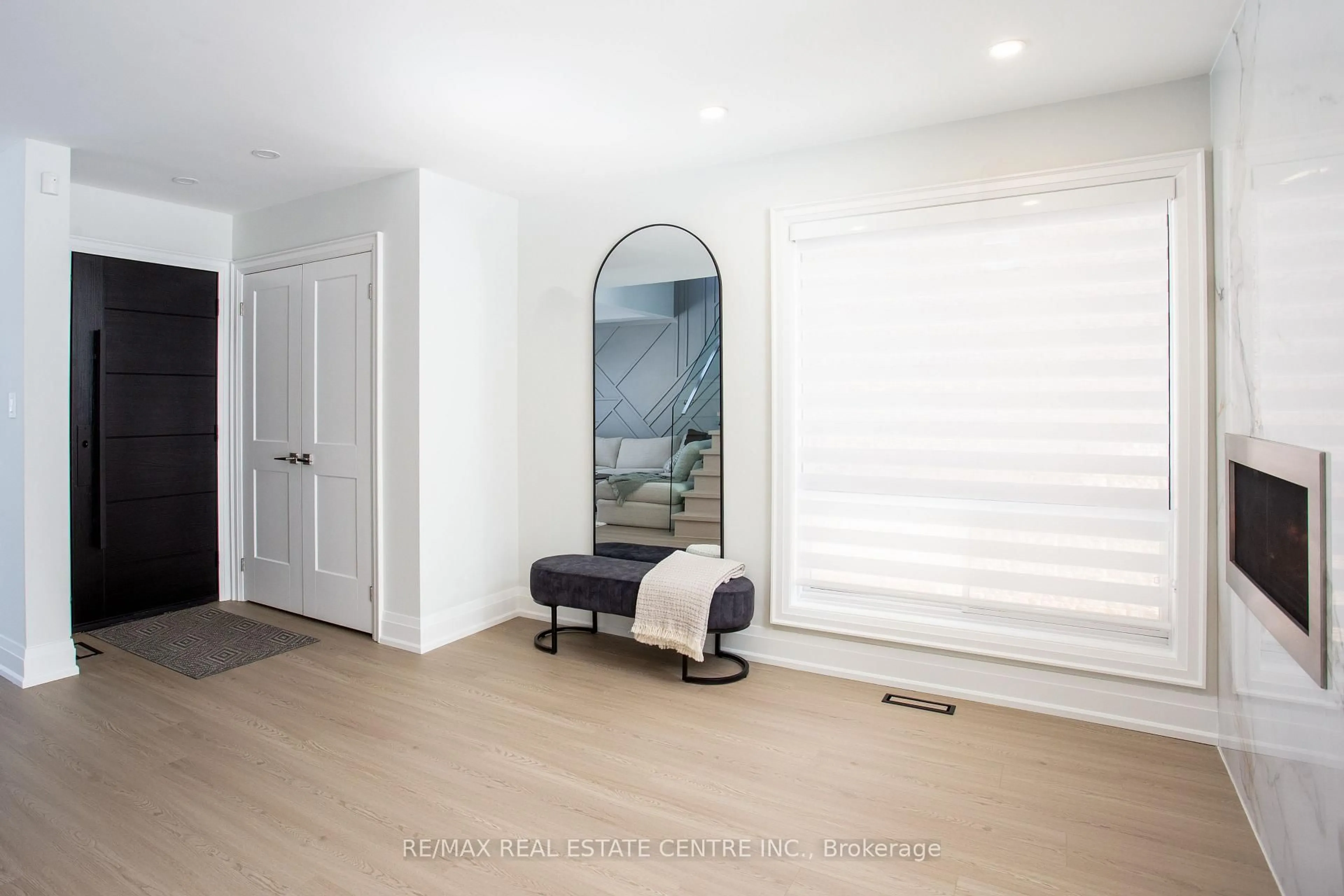 Indoor entryway for 5940 Blue Spruce Ave, Burlington Ontario L7L 6T2