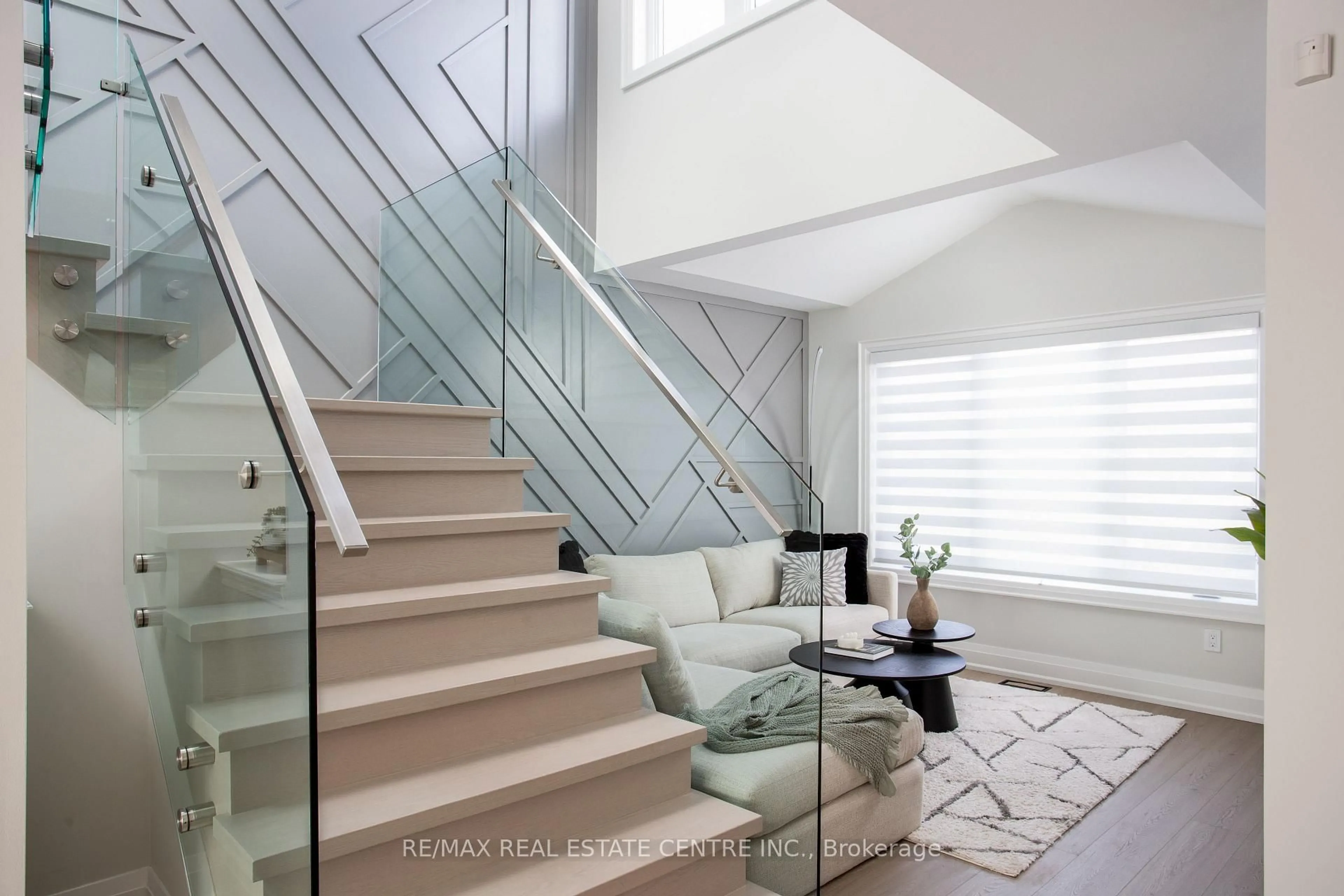 Stairs for 5940 Blue Spruce Ave, Burlington Ontario L7L 6T2