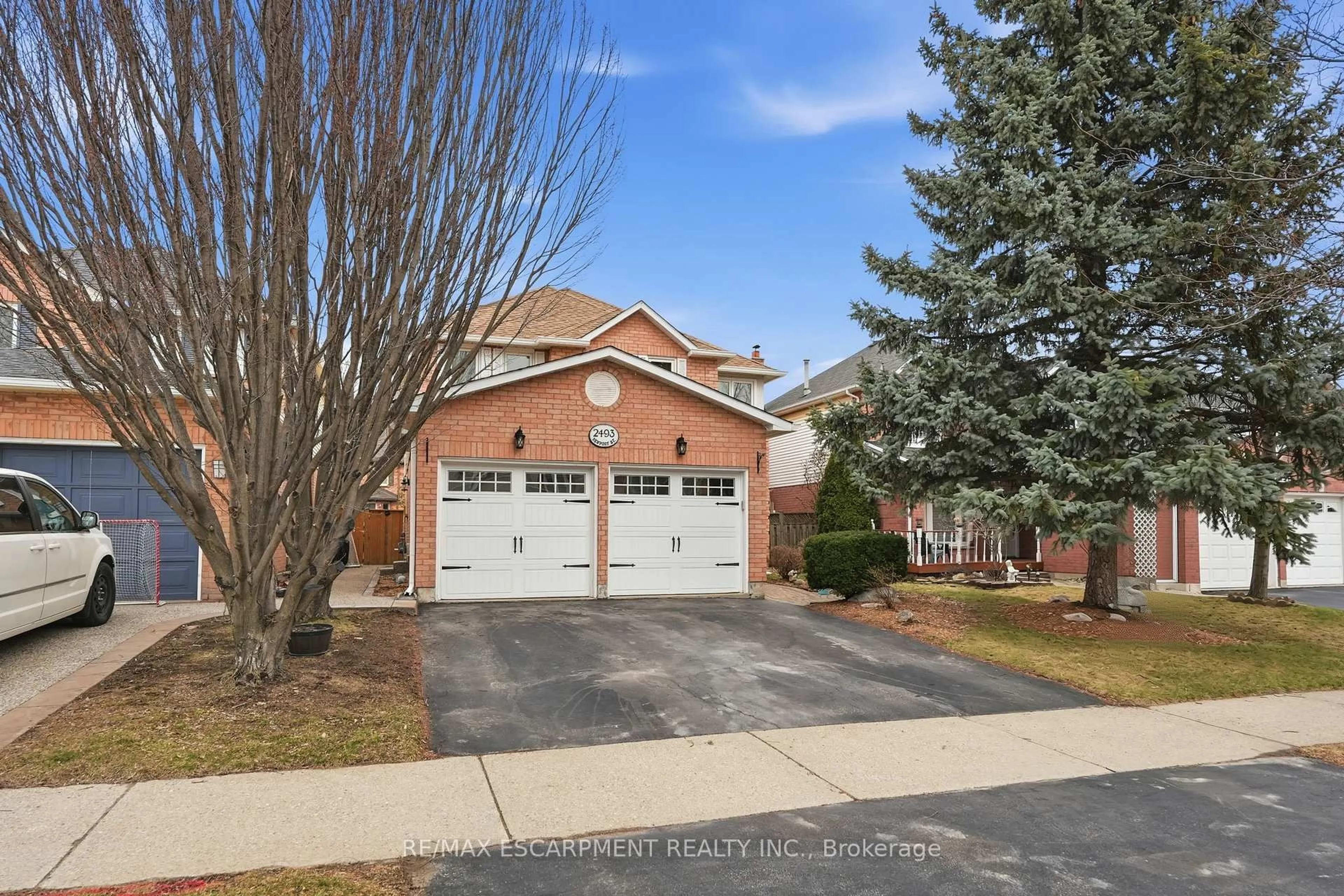 A pic from outside/outdoor area/front of a property/back of a property/a pic from drone, street for 2493 Newport St, Burlington Ontario L7M 3X7