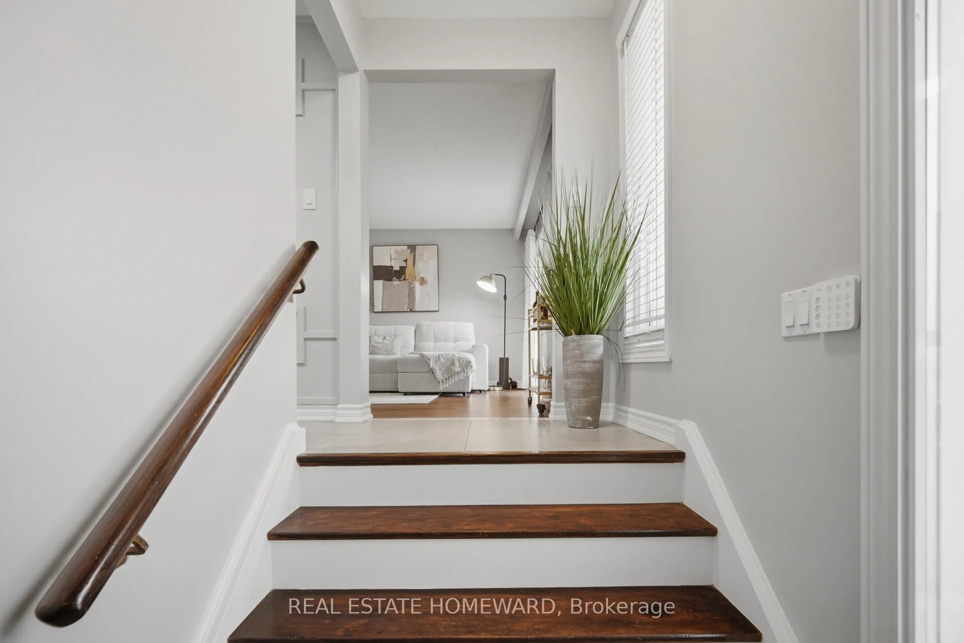 Indoor entryway for 309 Royal Salisbury Way, Brampton Ontario L6V 3G4