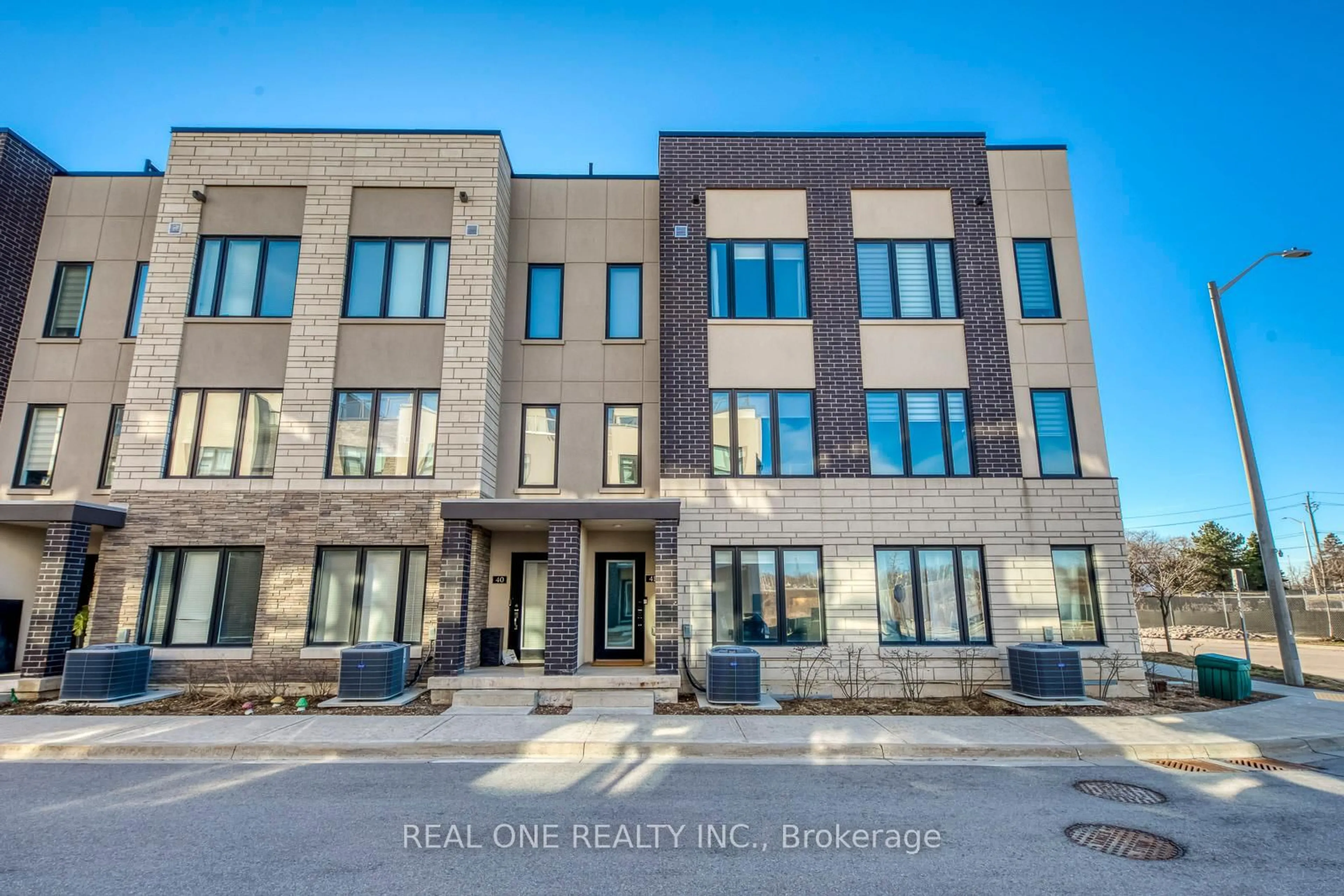 Home with brick exterior material, building for 1095 Cooke Blvd #41, Burlington Ontario L7T 0C4