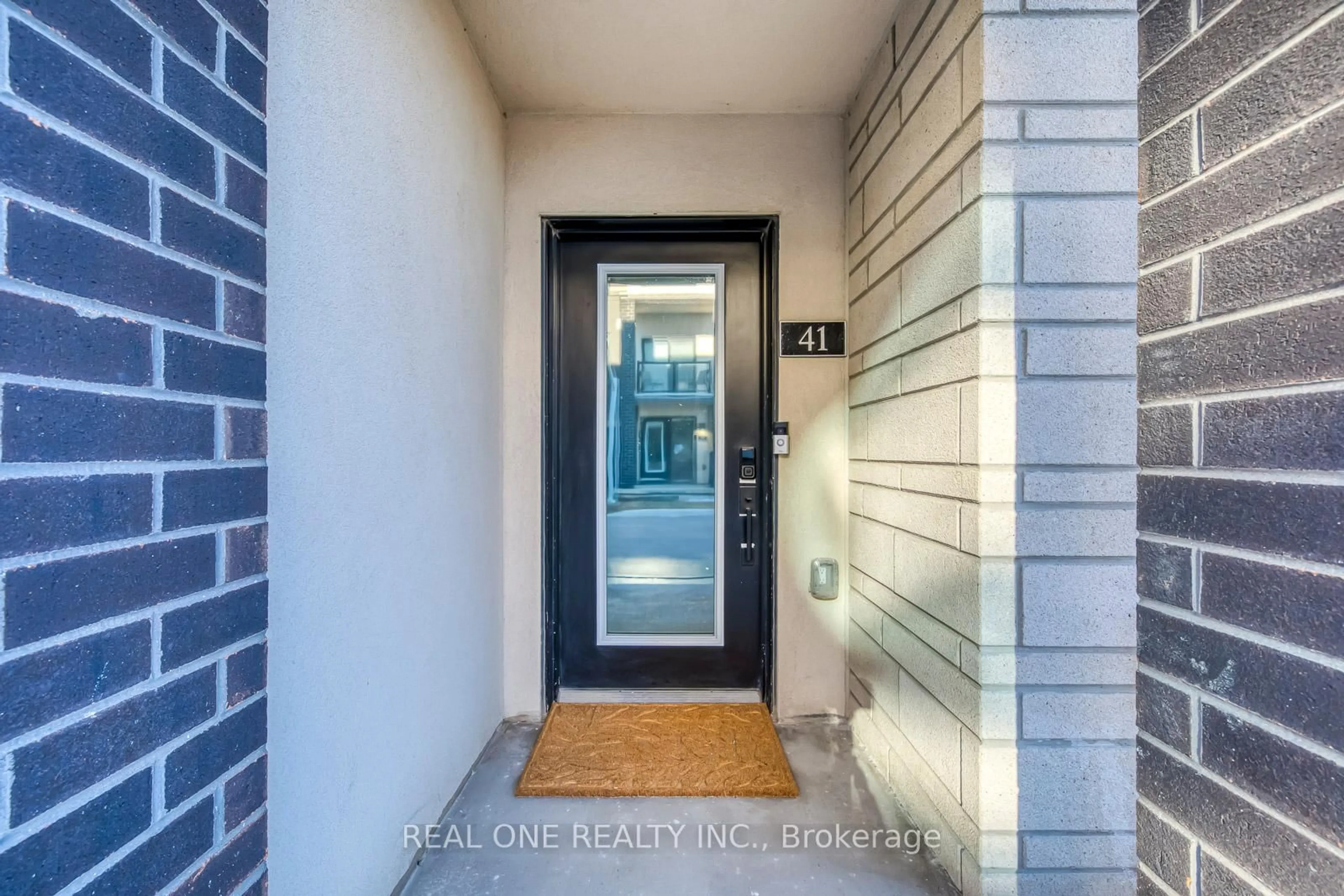Indoor entryway for 1095 Cooke Blvd #41, Burlington Ontario L7T 0C4