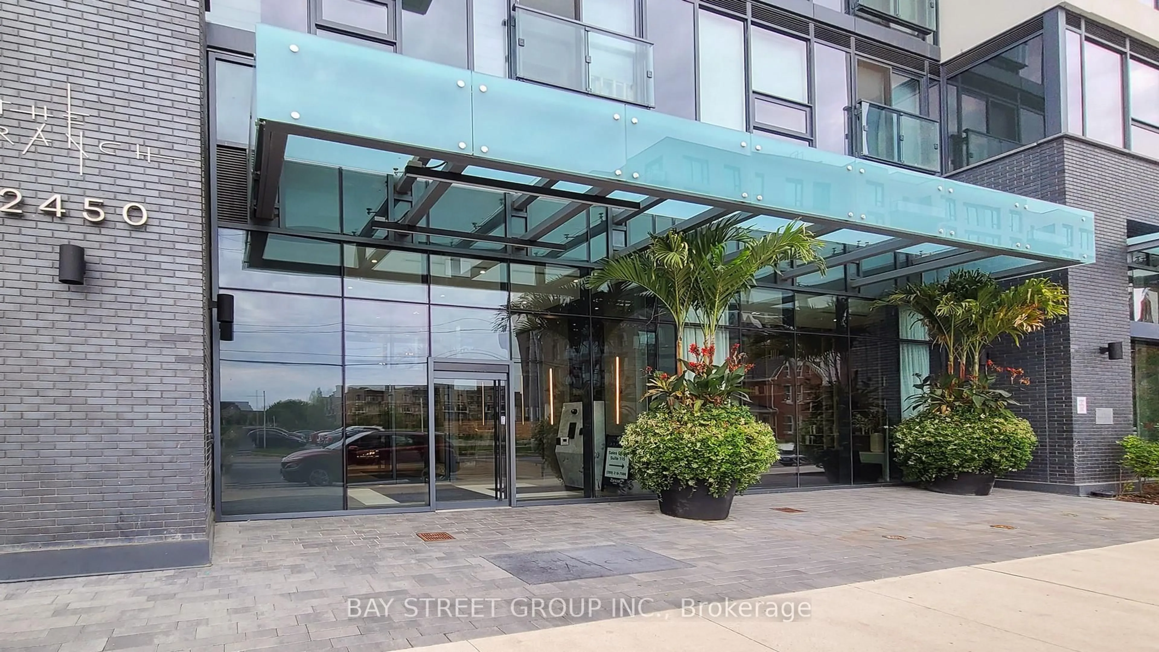 Indoor foyer for 2450 Old Bronte Rd #710, Oakville Ontario L6M 5P6