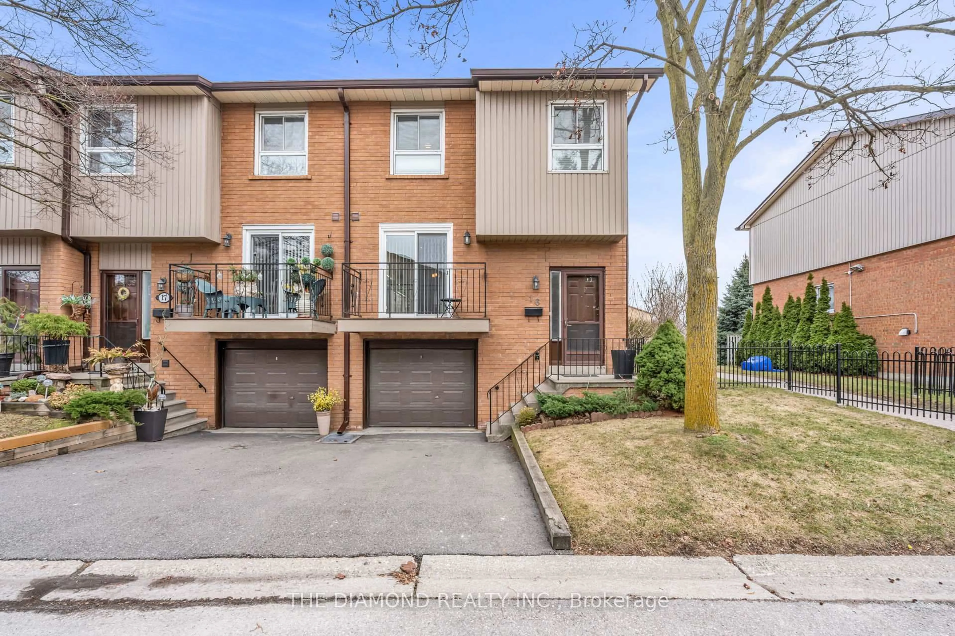 Home with brick exterior material, street for 725 Vermouth Ave #16, Mississauga Ontario L5A 3X5