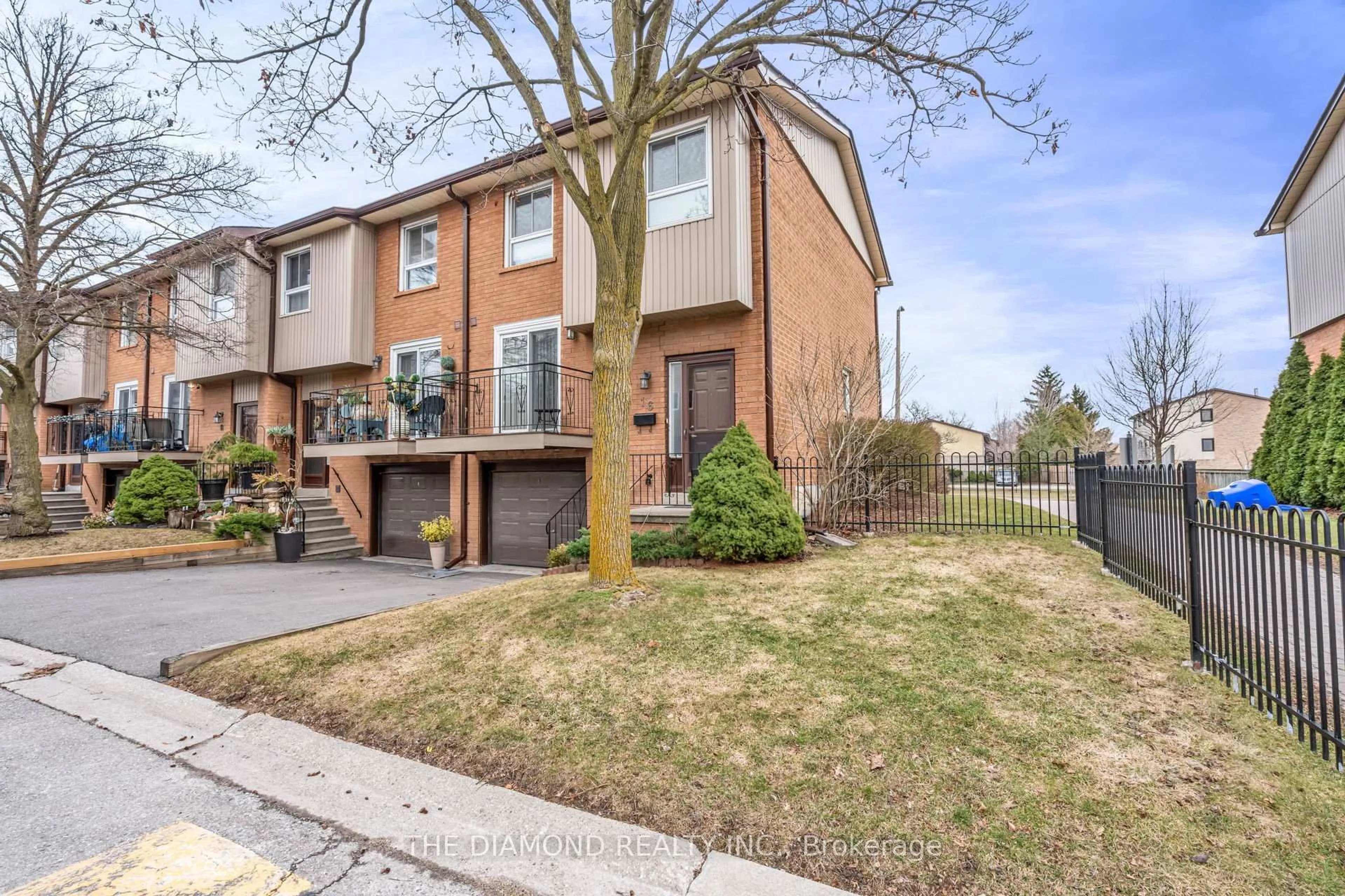 Home with brick exterior material, street for 725 Vermouth Ave #16, Mississauga Ontario L5A 3X5