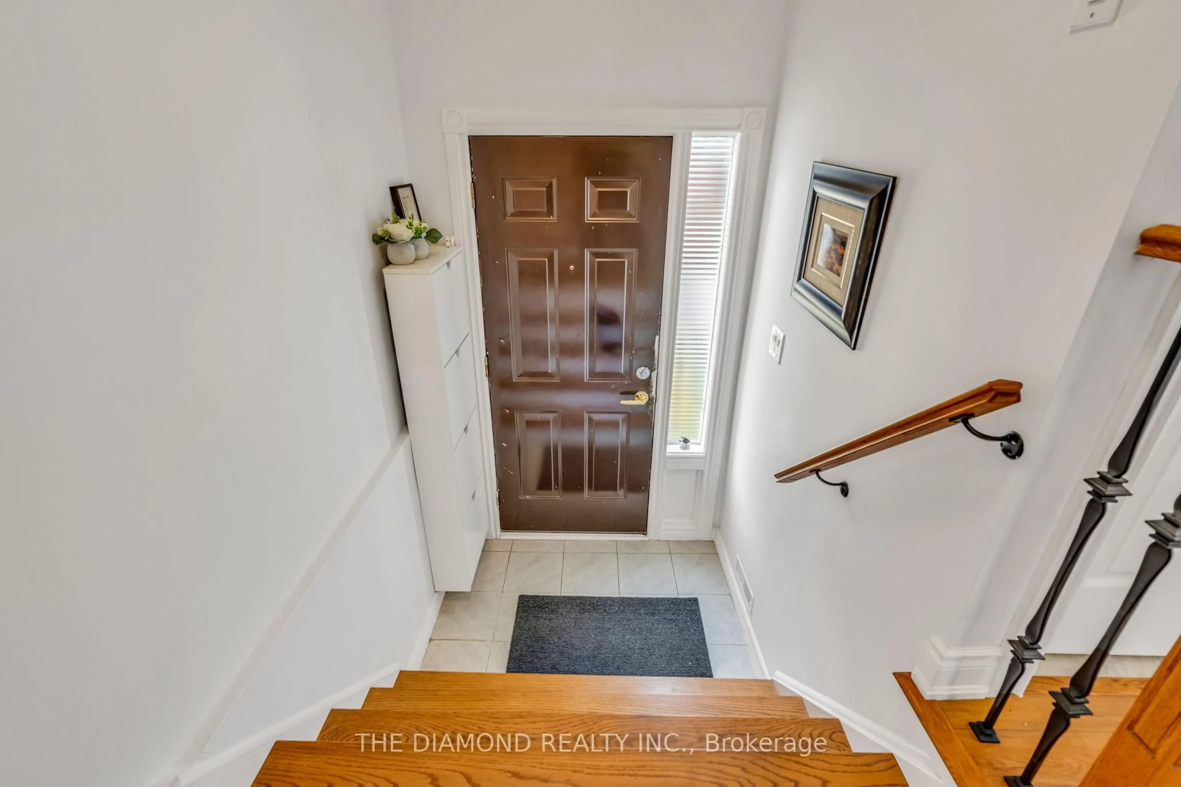 Indoor foyer for 725 Vermouth Ave #16, Mississauga Ontario L5A 3X5