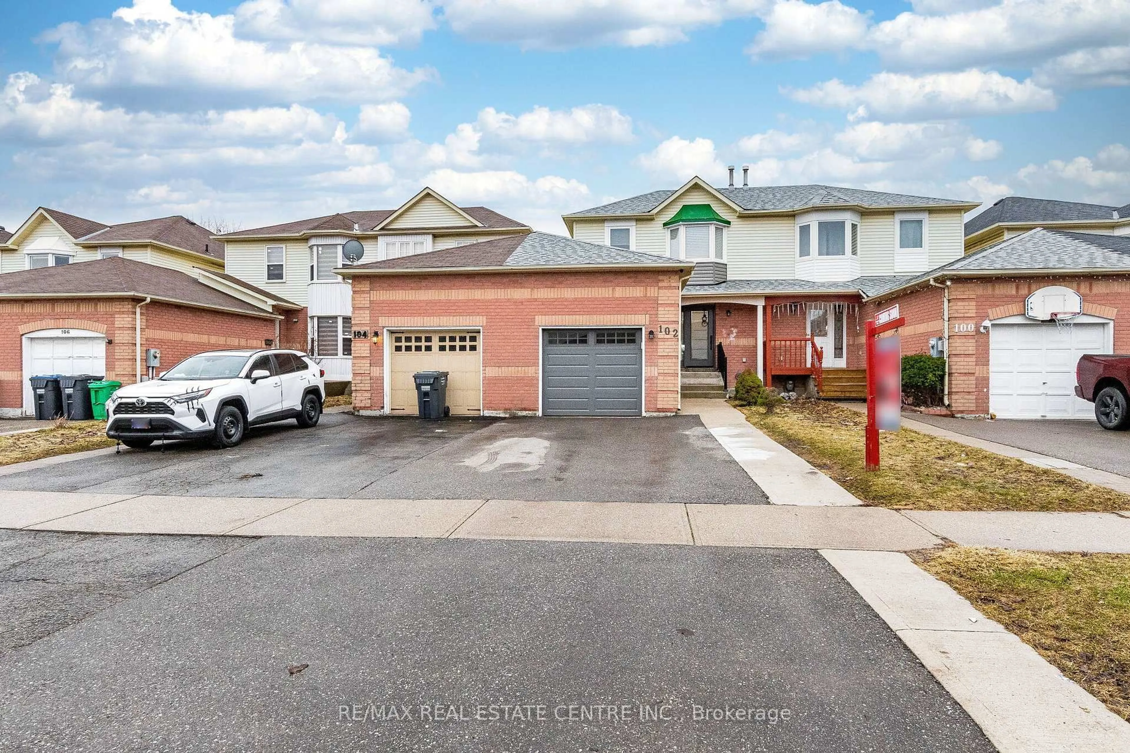 A pic from outside/outdoor area/front of a property/back of a property/a pic from drone, street for 102 Timberlane Dr, Brampton Ontario L6Y 4V7