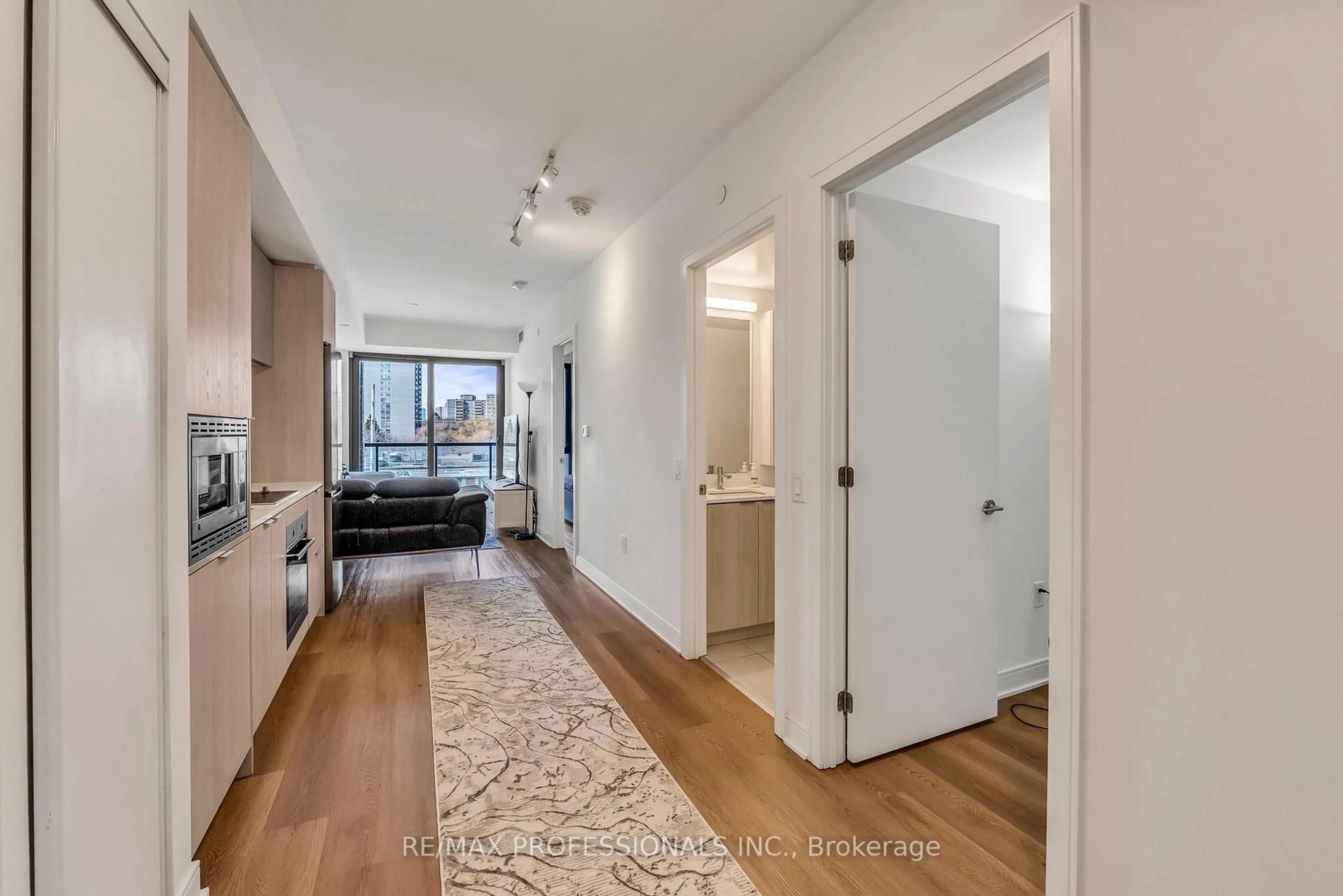 Indoor entryway for 86 Dundas St #404, Mississauga Ontario L5A 0B1