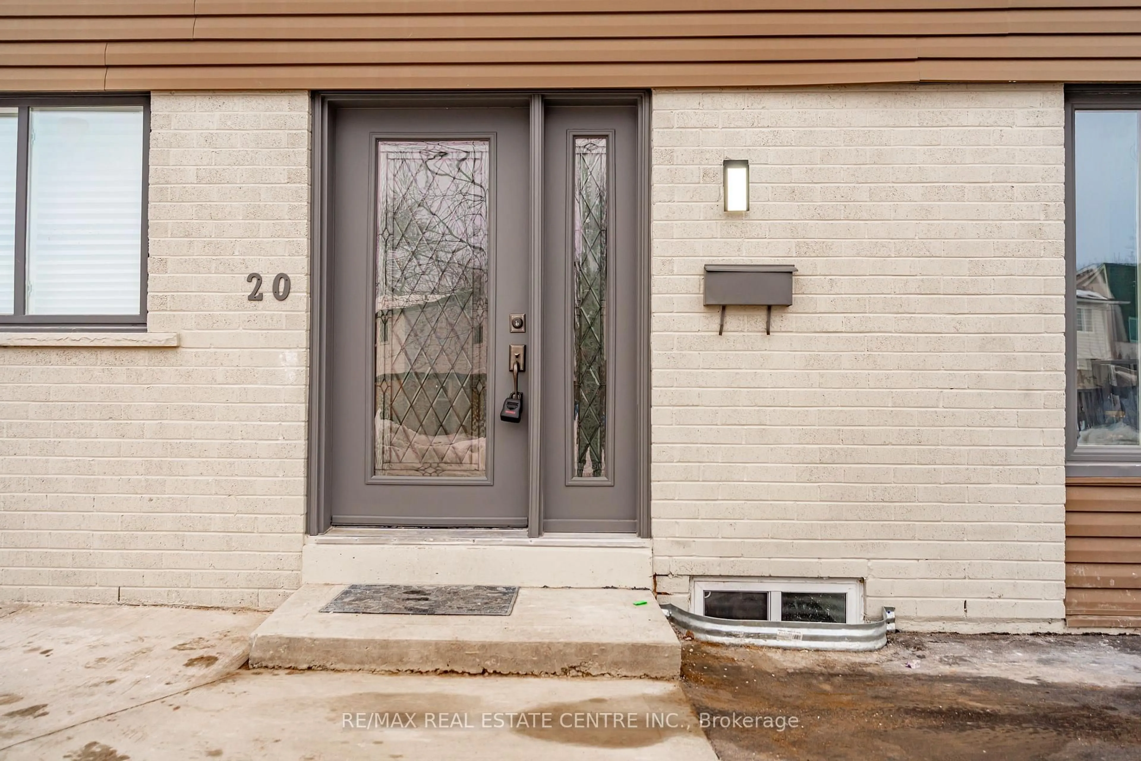 Indoor entryway for 20 Hayden Crt, Brampton Ontario L6S 1Y3