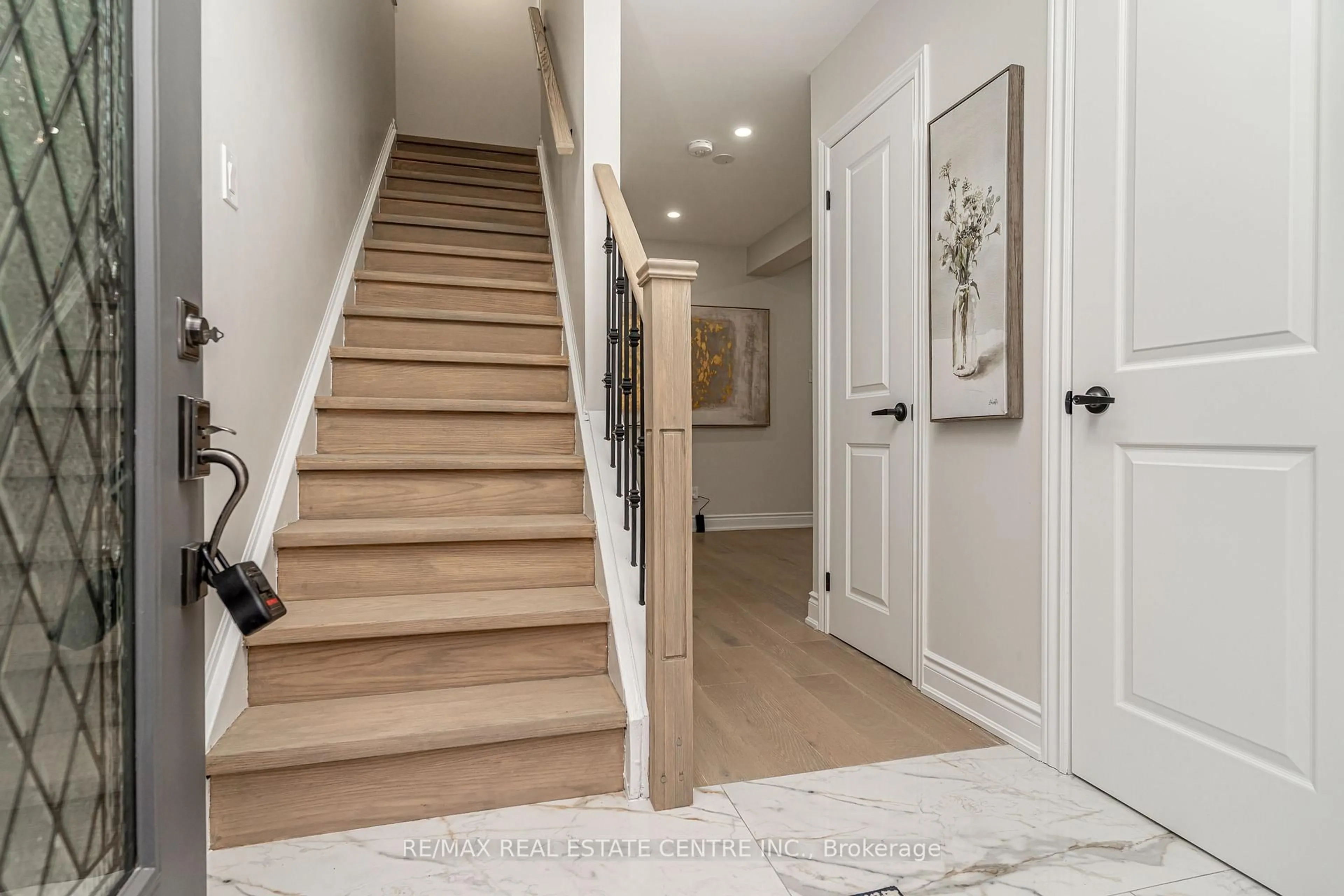 Indoor entryway for 20 Hayden Crt, Brampton Ontario L6S 1Y3